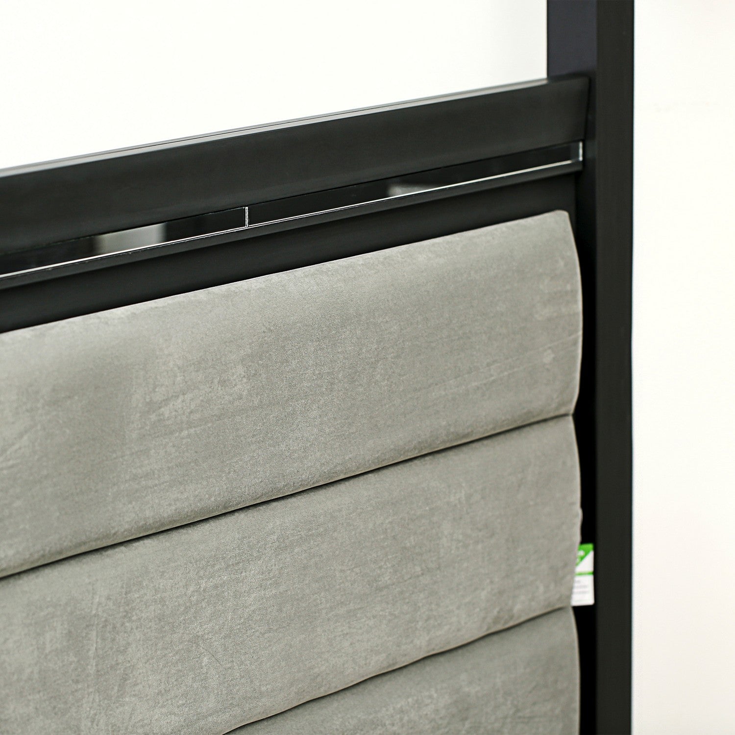 Juego de dormitorio moderno Denali de 3 piezas, modelo DE20-Q2N000 de East West Furniture: una cama y dos mesitas de noche, acabado gris cepillado.