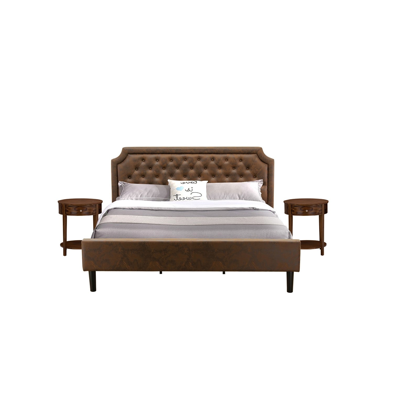 Juego de cama tamaño king de 3 piezas East West Furniture GB25K-2HI08 con plataforma, cama tapizada con botones y dos mesas auxiliares de nogal antiguo. Piel sintética marrón oscuro con textura negra y patas negras.