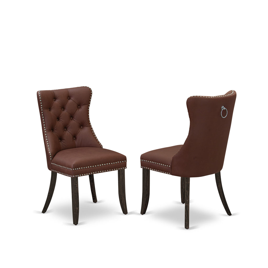 Sillas de comedor Parsons Dallas DAP7F26 de East West Furniture, tapizadas en piel sintética color burdeos con botones capitoné y ribete de tachuelas.