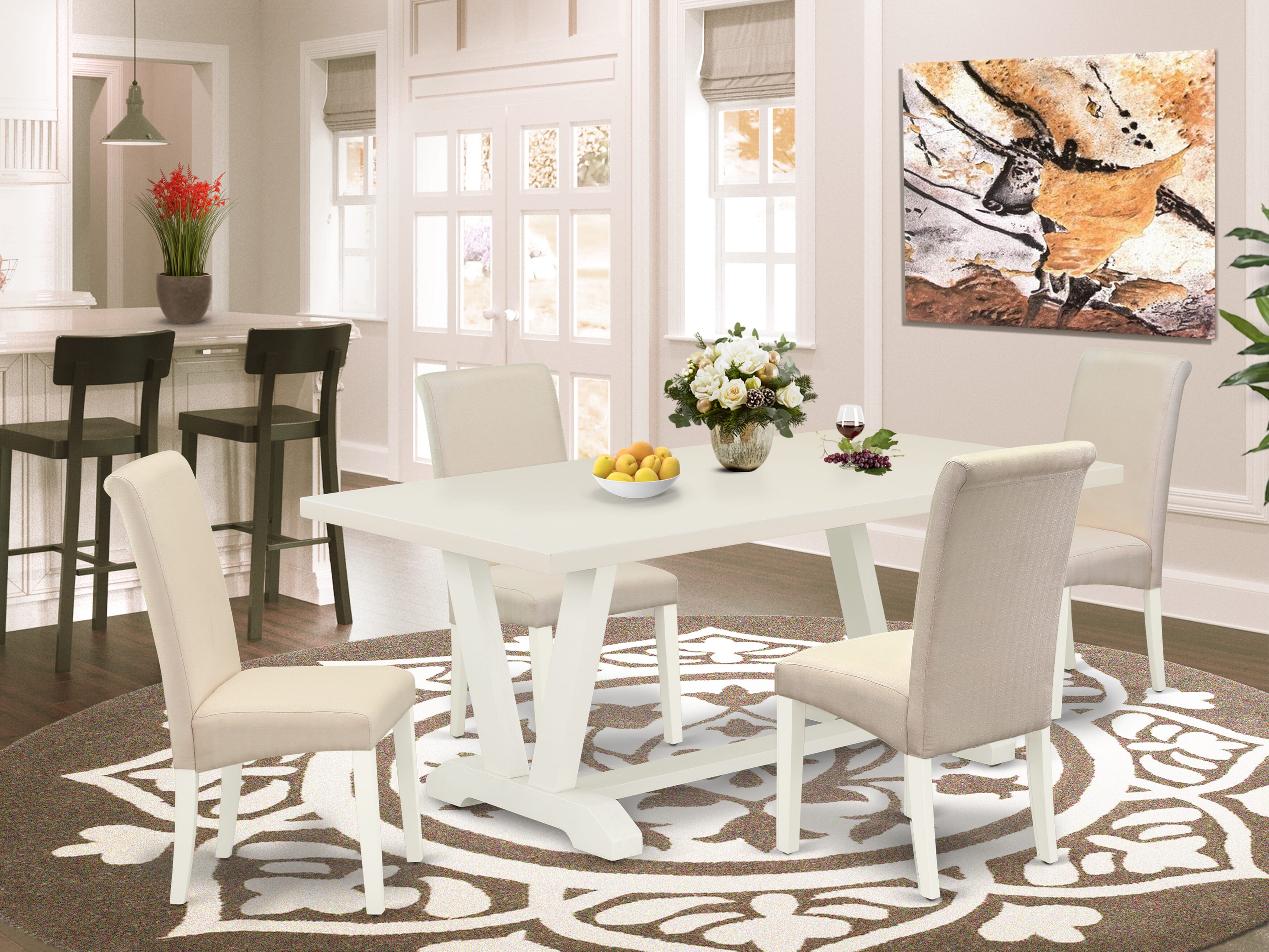 Juego de comedor de 5 piezas East West Furniture V027BA201-5. Incluye una mesa de comedor rectangular con patas en V y 4 sillas tapizadas en tela de lino color crema.