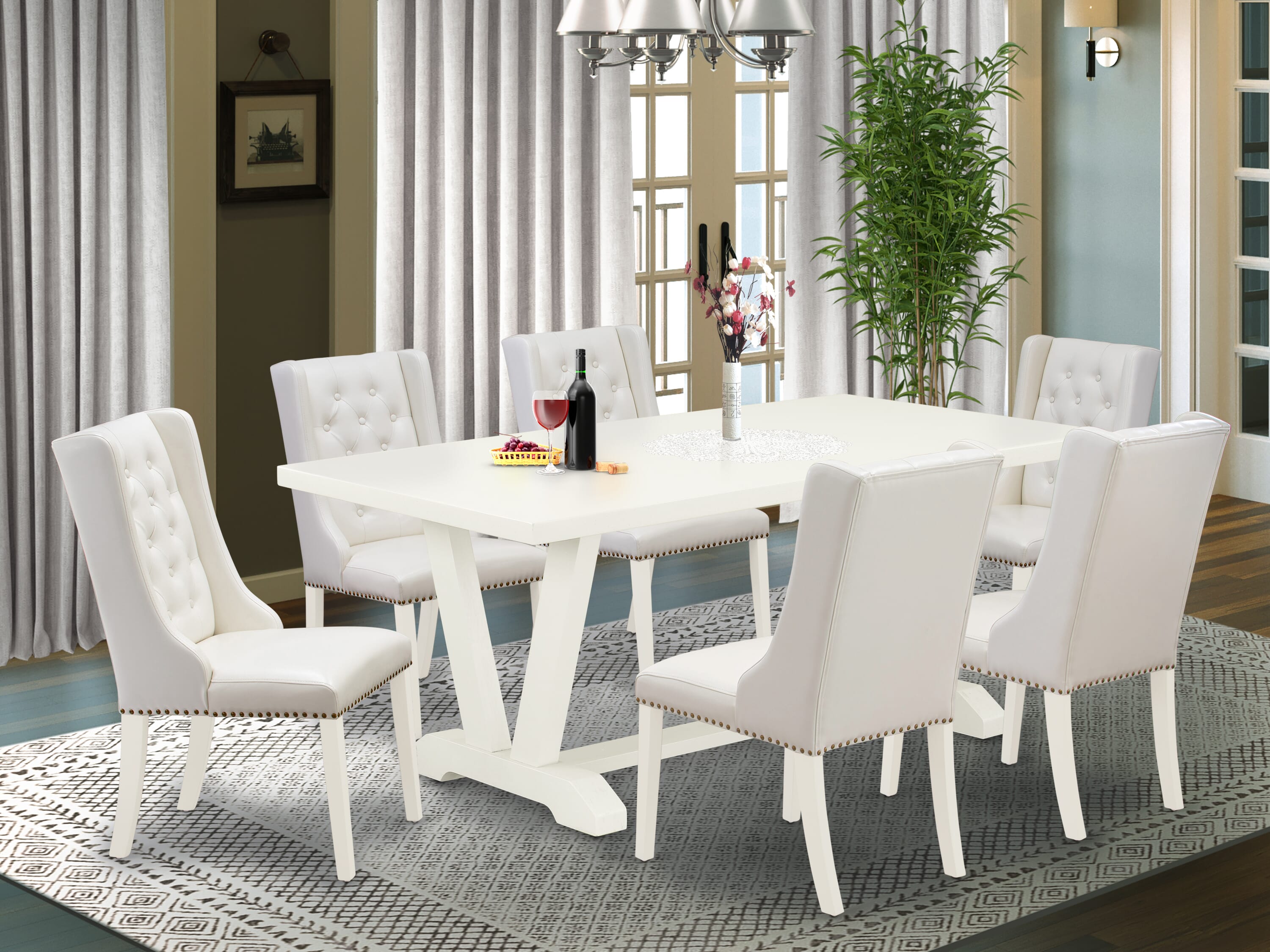 Juego de comedor de 7 piezas East West Furniture V027FO244-7 compuesto por una mesa de comedor rectangular con patas en V y 6 sillas de comedor Parson de cuero sintético gris claro.