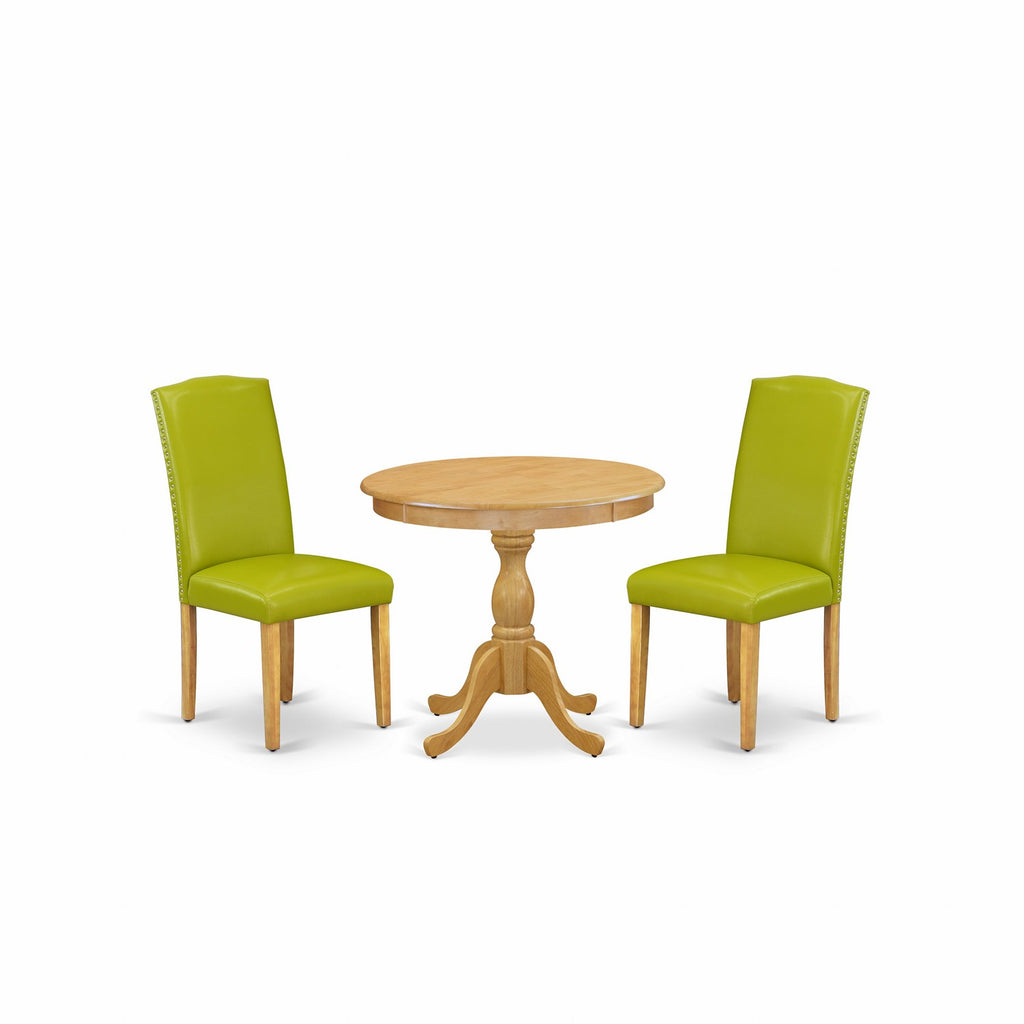 Juego de comedor de 3 piezas AMEN3-OAK-51 de East West Furniture. Contiene una mesa de comedor redonda con pedestal y 2 sillas Parson tapizadas en piel sintética verde otoño.