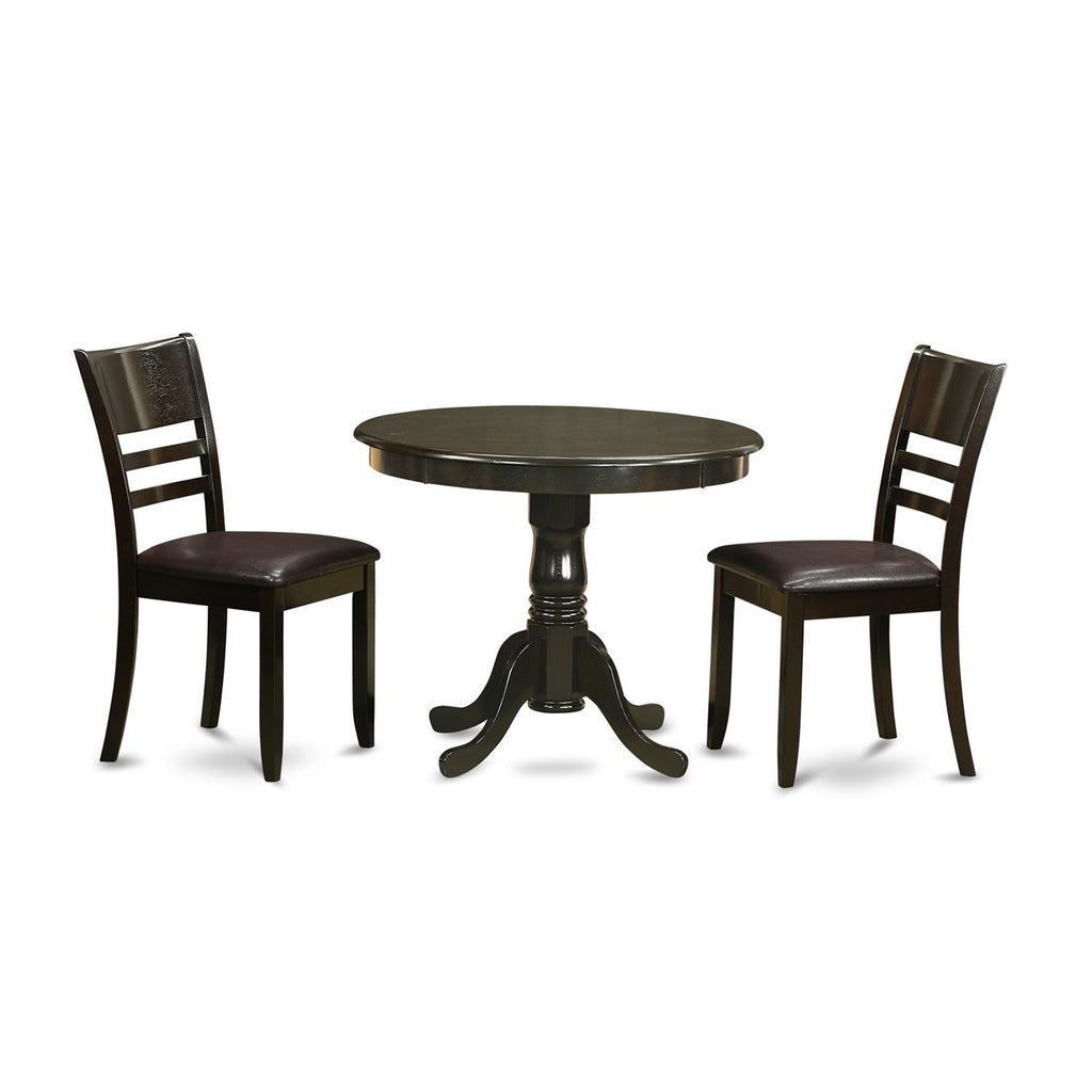 Juego de mesa de comedor de 3 piezas East West Furniture ANLY3-CAP-LC para espacios pequeños. Contiene una mesa de cocina redonda con pedestal y 2 sillas tapizadas en piel sintética.