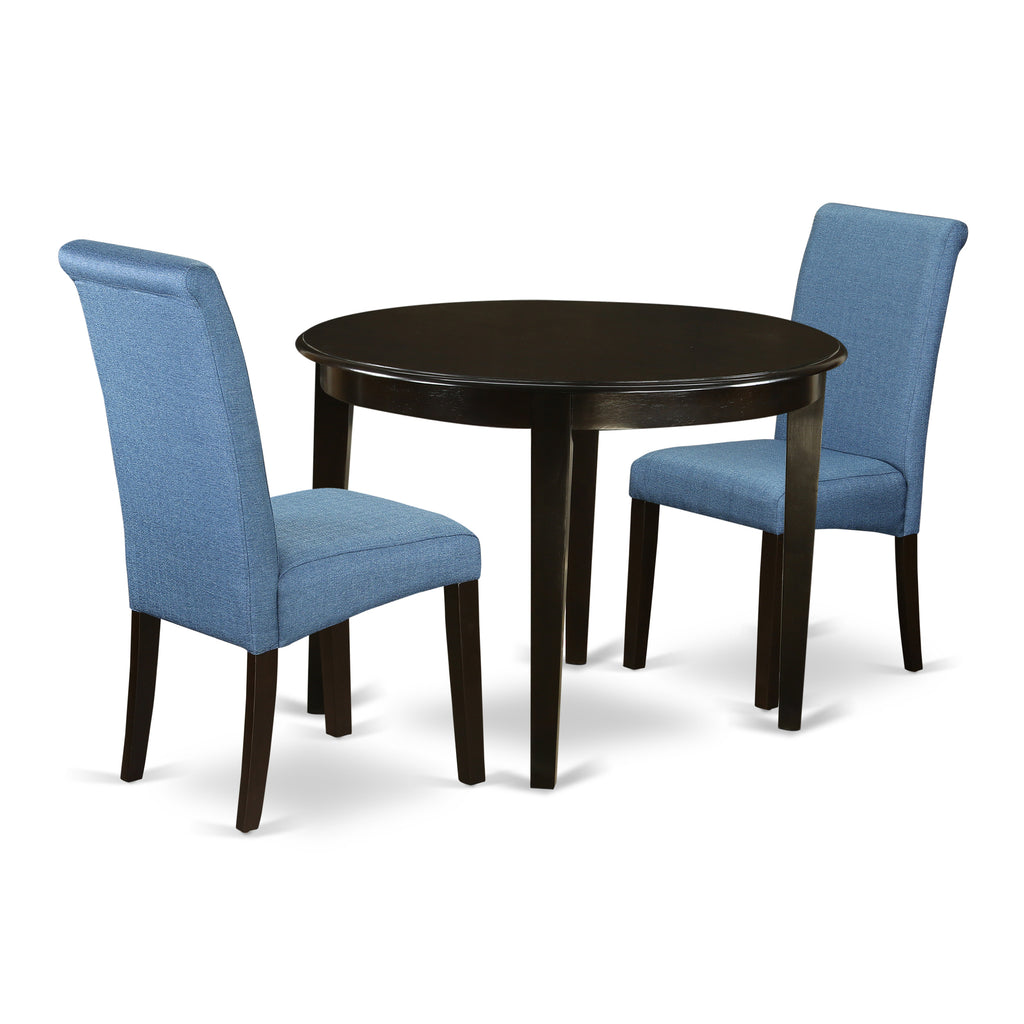 Juego de comedor de 3 piezas East West Furniture BOBA3-CAP-21 para espacios pequeños. Contiene una mesa de comedor redonda y dos sillas de comedor Parson de tela de lino de color azul.