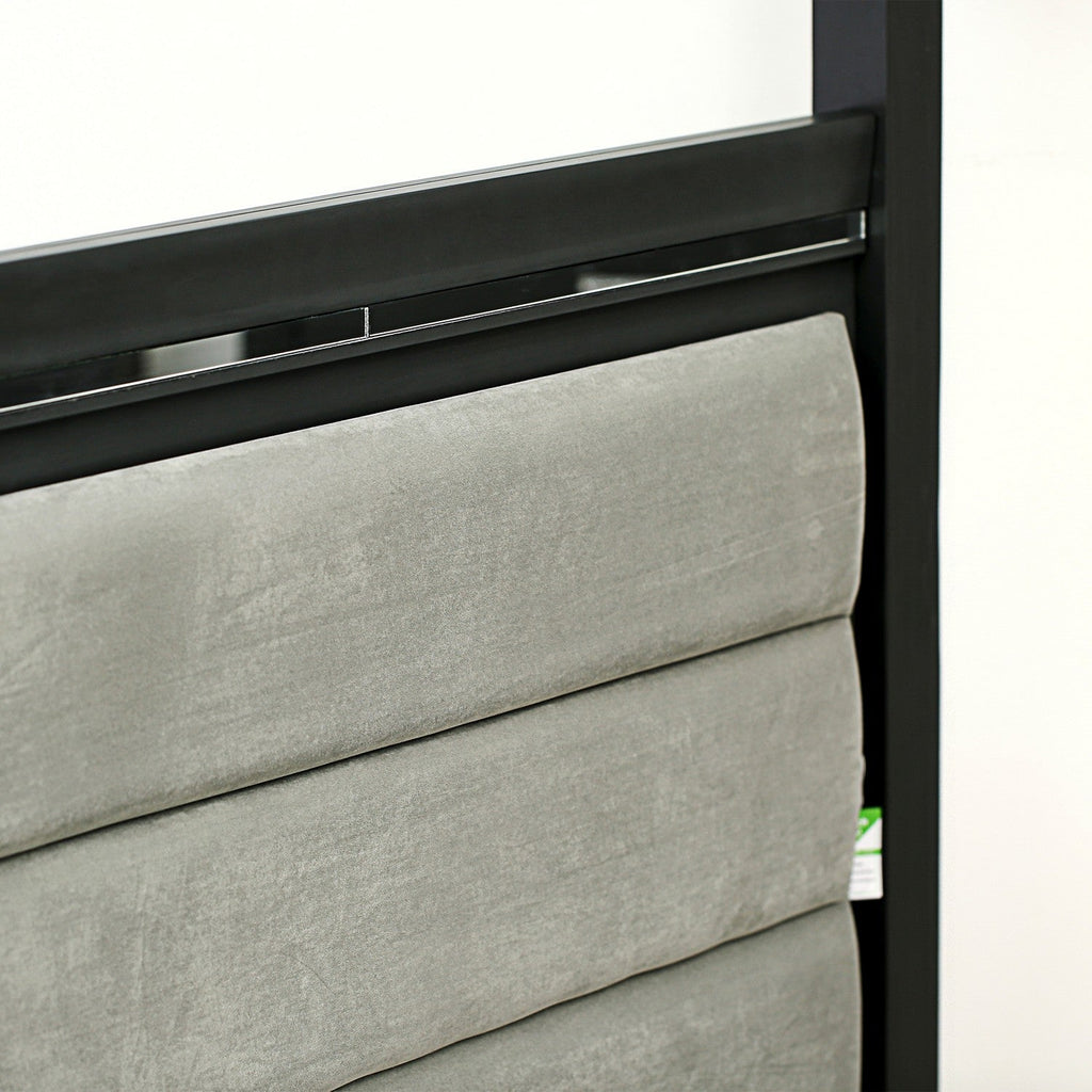 Juego de dormitorio moderno Denali de 3 piezas, modelo DE20-Q2N000 de East West Furniture: una cama y dos mesitas de noche, acabado gris cepillado.