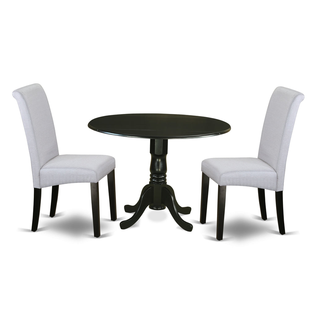 Juego de mesa y sillas de cocina de 3 piezas DLBA3-BLK-05 de East West Furniture. Incluye una mesa de comedor redonda con alas abatibles y dos sillas de comedor Parsons de tela de lino gris.