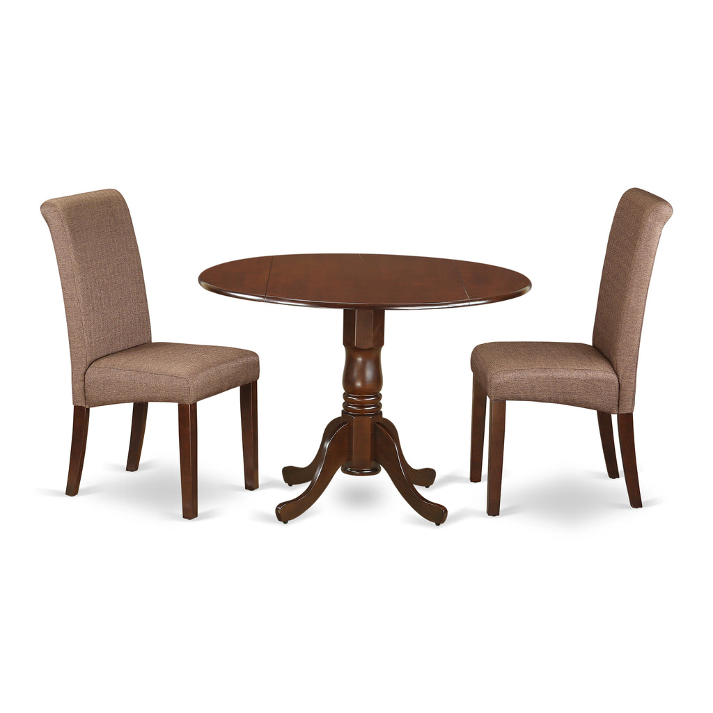 Juego de mesa de comedor moderna de 3 piezas East West Furniture DLBA3-MAH-18. Incluye una mesa redonda de madera con alas abatibles y dos sillas de comedor Parsons de tela de lino marrón.