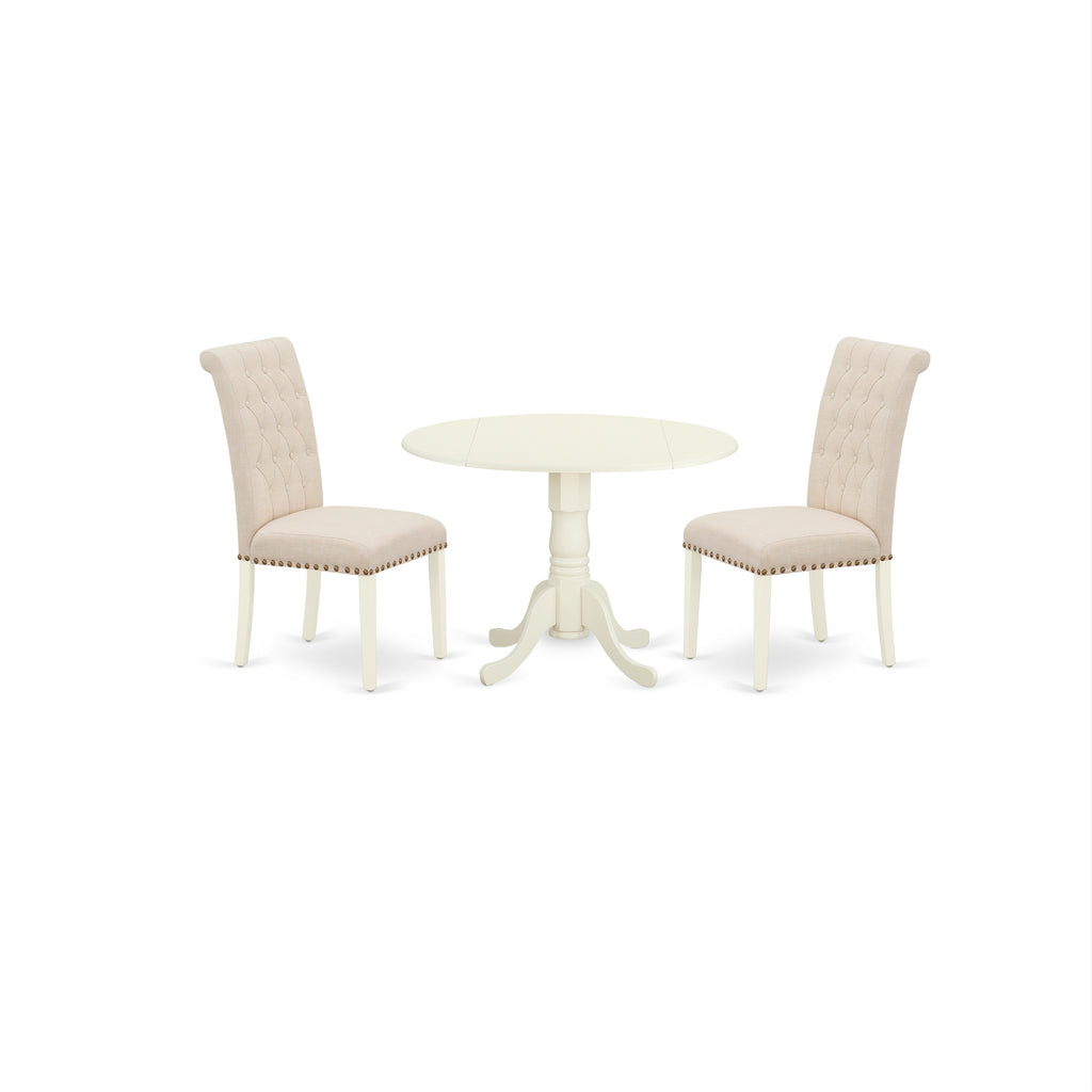 Juego de mesa de comedor moderna de 3 piezas DLBR3-WHI-02 de East West Furniture. Contiene una mesa redonda de madera con alas abatibles y 2 sillas de comedor Parson de tela de lino beige claro.