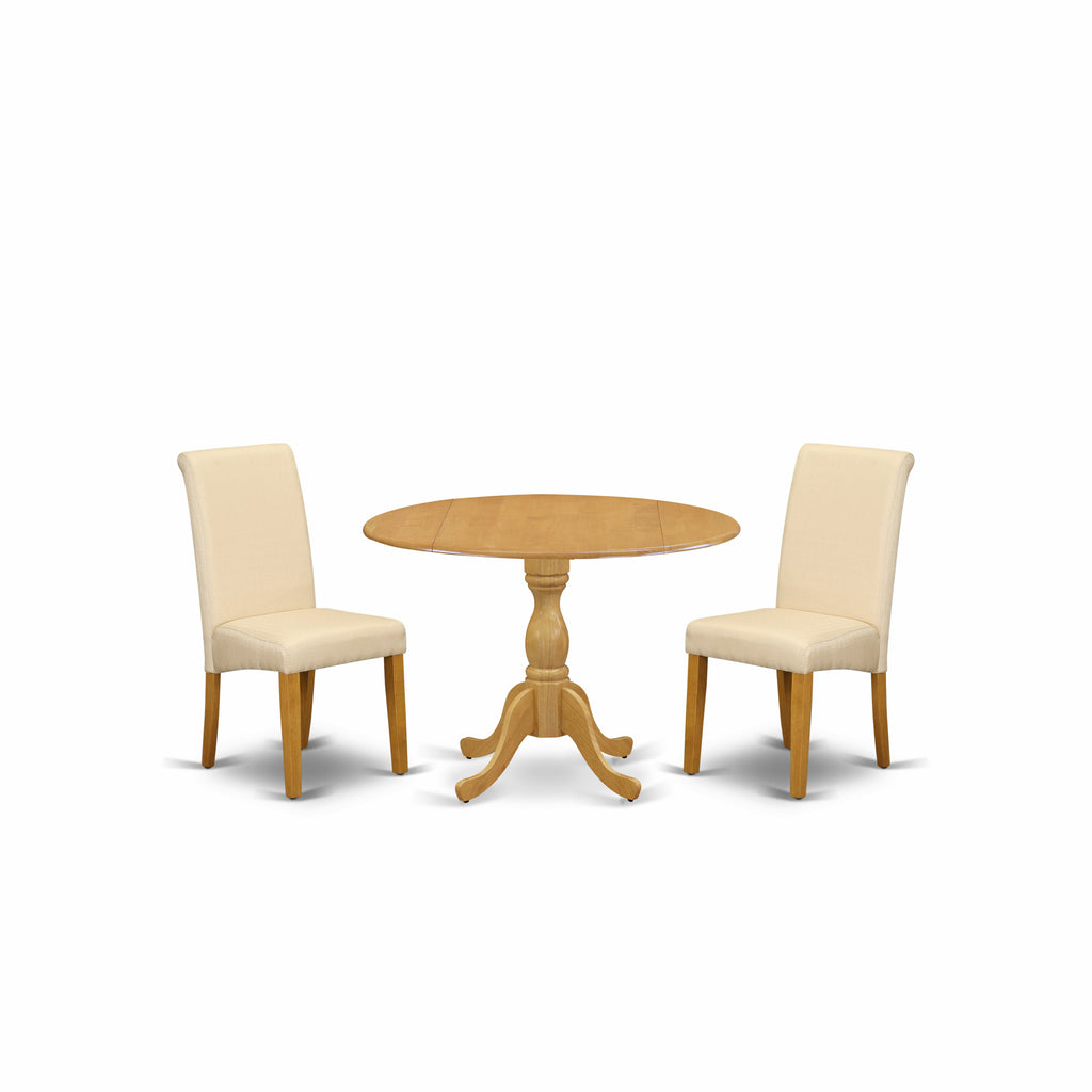 Juego de mesa de comedor de 3 piezas DMBA3-OAK-02 de East West Furniture. Incluye una mesa de cocina redonda con alas abatibles y dos sillas de comedor Parson de tela de lino beige claro.