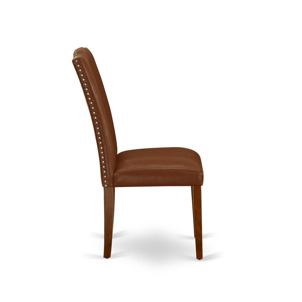 Juego de mesa de cocina de 3 piezas ESEN3-MAH-66 de East West Furniture. Incluye una mesa de comedor redonda y dos sillas tapizadas en piel sintética marrón.