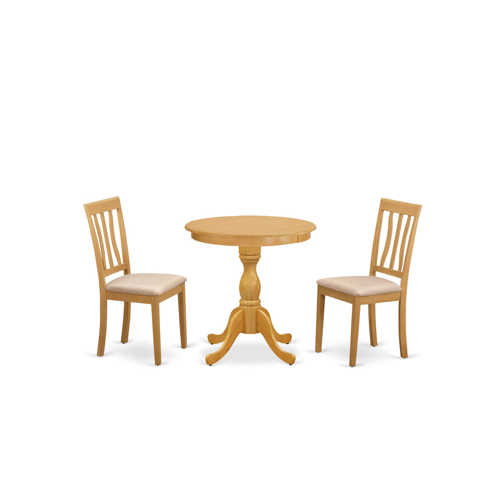 Juego de mesa y sillas de cocina de 3 piezas ESAN3-OAK-C de East West Furniture. Incluye una mesa de comedor redonda con pedestal y 2 sillas tapizadas en tela de lino.