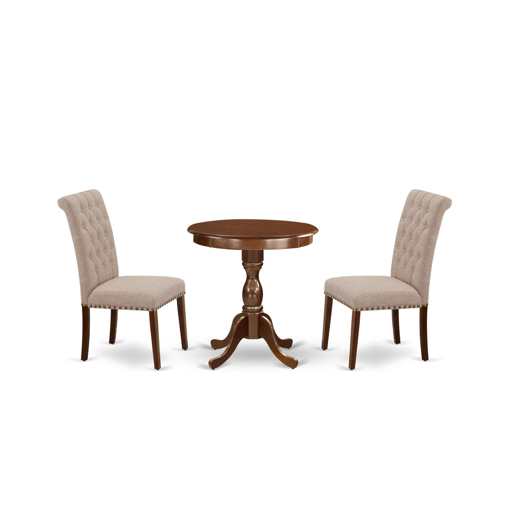 Juego de mesa de comedor moderna de 3 piezas East West Furniture ESBR3-MAH-04. Contiene una mesa redonda de madera con pedestal y 2 sillas de comedor Parson de tela de lino color tostado claro.