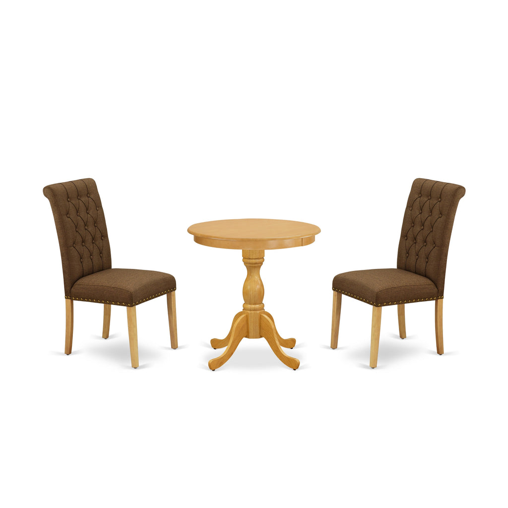 Juego de mesa y sillas de cocina de 3 piezas ESBR3-OAK-18 de East West Furniture. Incluye una mesa de comedor redonda con pedestal y dos sillas Parsons de tela de lino marrón.