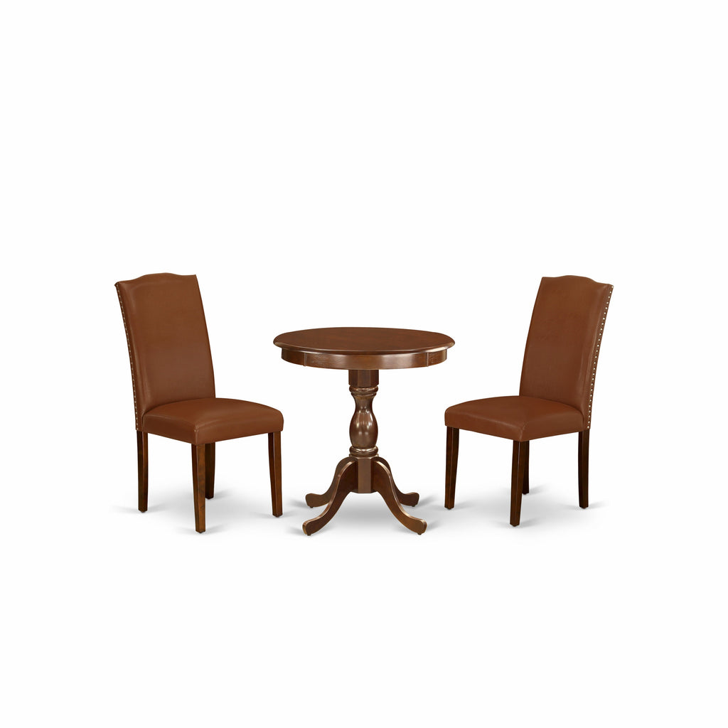 Juego de mesa de cocina de 3 piezas ESEN3-MAH-66 de East West Furniture. Incluye una mesa de comedor redonda y dos sillas tapizadas en piel sintética marrón.