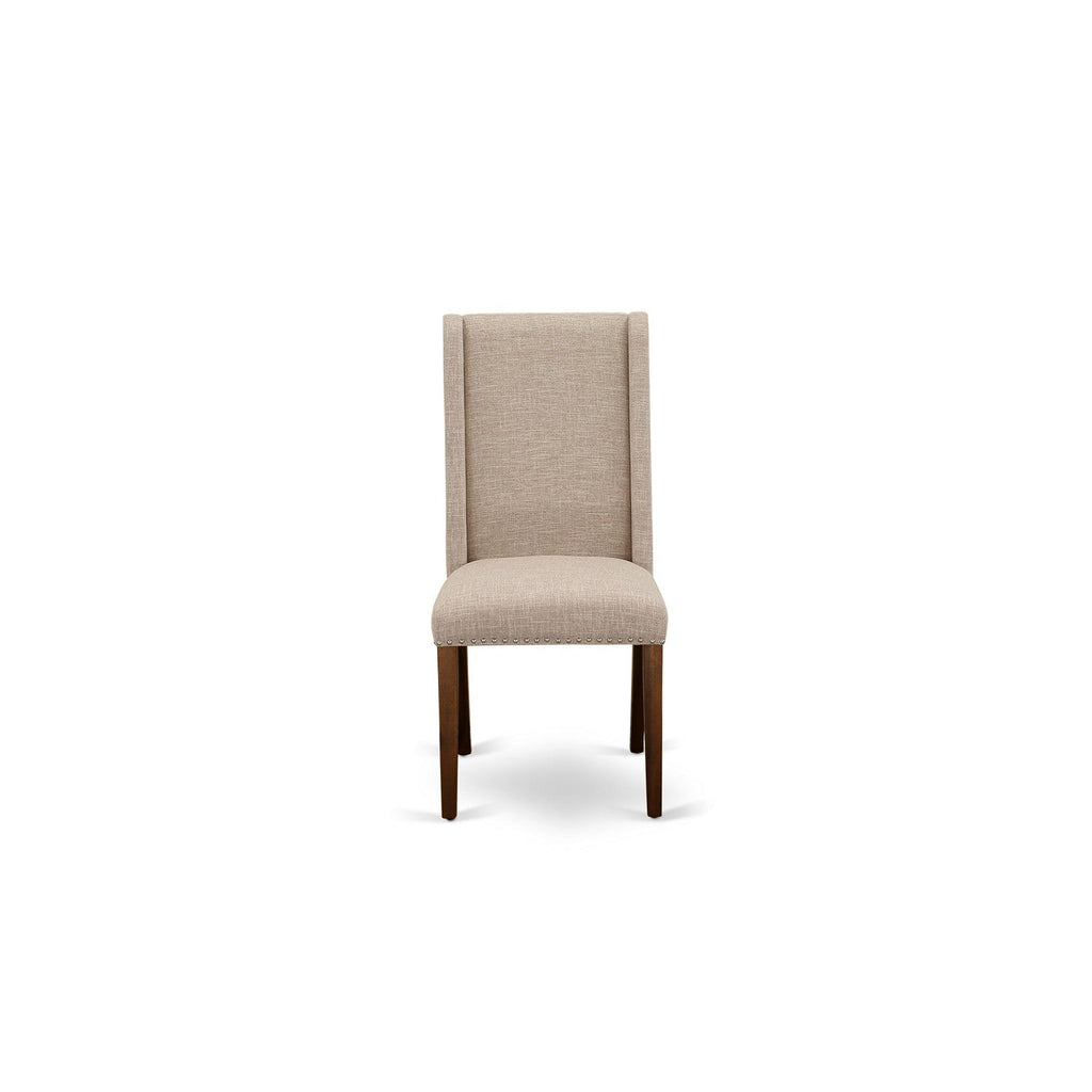 Sillas de comedor Florence Parson FLP8T04 de East West Furniture, tapizadas en tela de lino color canela claro con ribete de tachuelas
