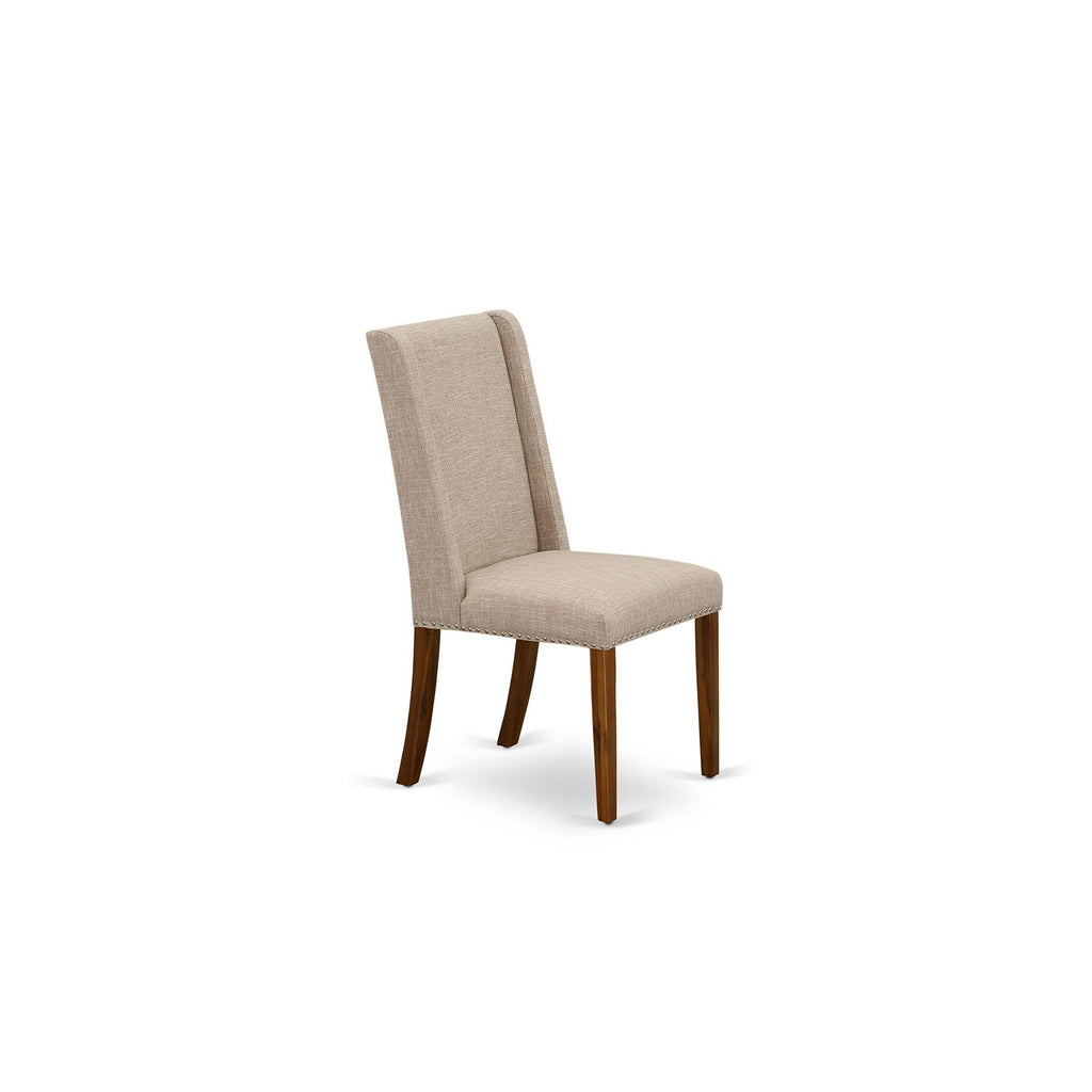 Sillas de comedor Florence Parson FLP8T04 de East West Furniture, tapizadas en tela de lino color canela claro con ribete de tachuelas