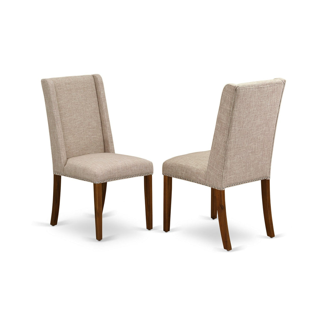 Sillas de comedor Florence Parson FLP8T04 de East West Furniture, tapizadas en tela de lino color canela claro con ribete de tachuelas