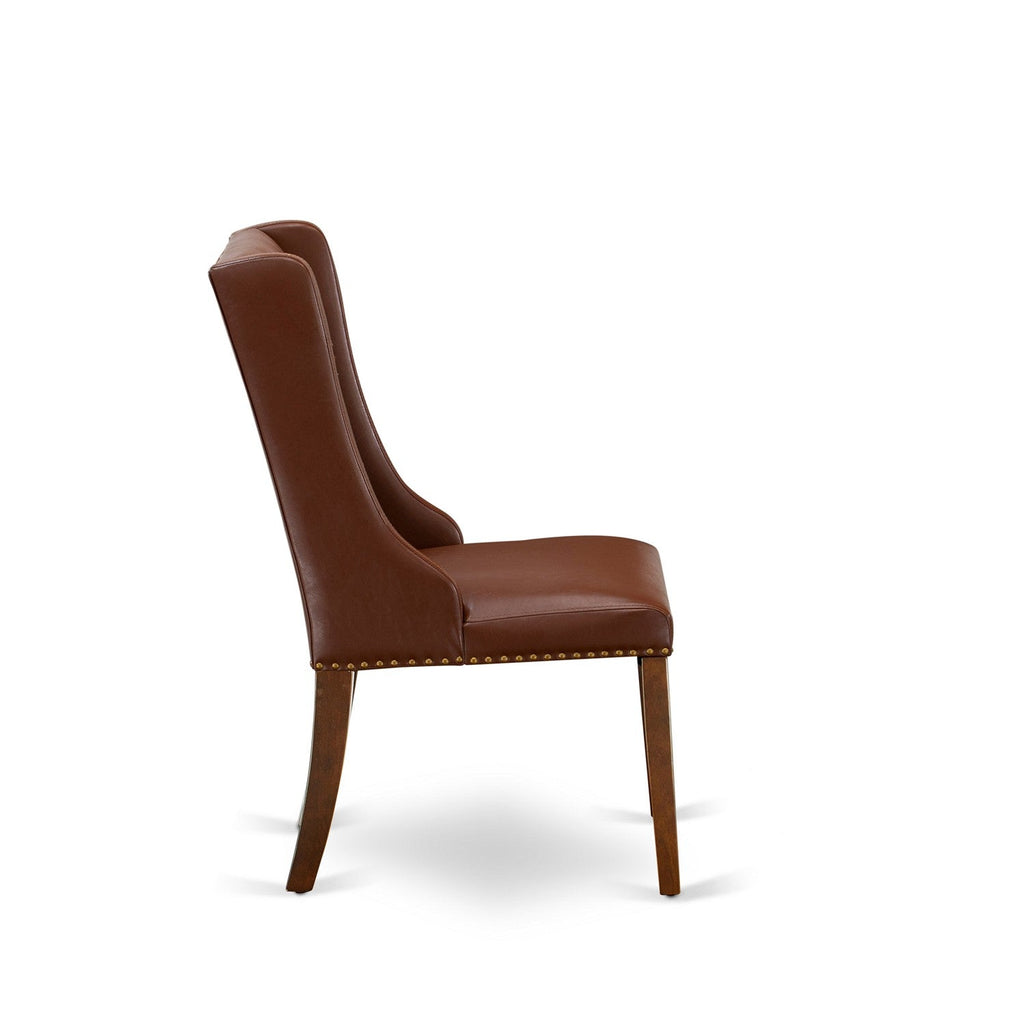 El juego de mesa de comedor de 5 piezas DUFO5-MAH-46 de East West Furniture incluye una mesa de comedor rectangular y 4 sillas Parson tapizadas en piel sintética marrón.