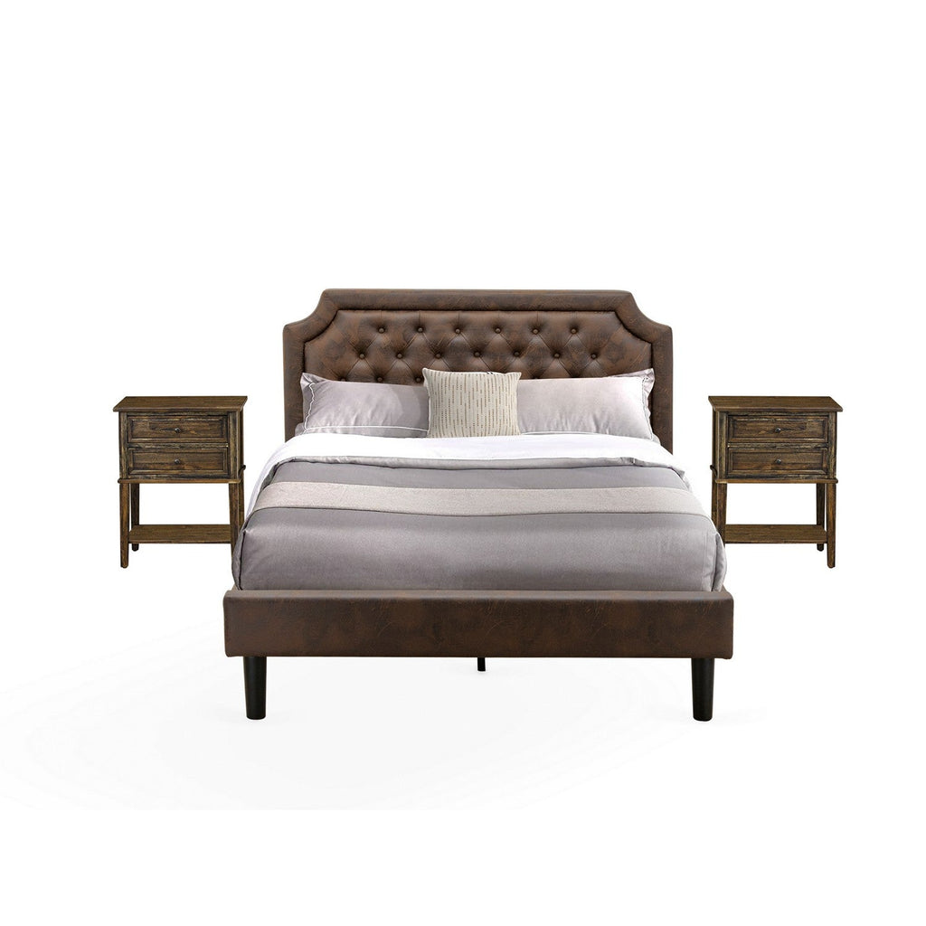 Juego de cama Granbury de 3 piezas East West Furniture GB25Q-2VL07 con estructura de cama tamaño queen y dos mesitas de noche de madera envejecida de estilo jacobino. Piel sintética marrón oscuro con textura negra y patas negras.
