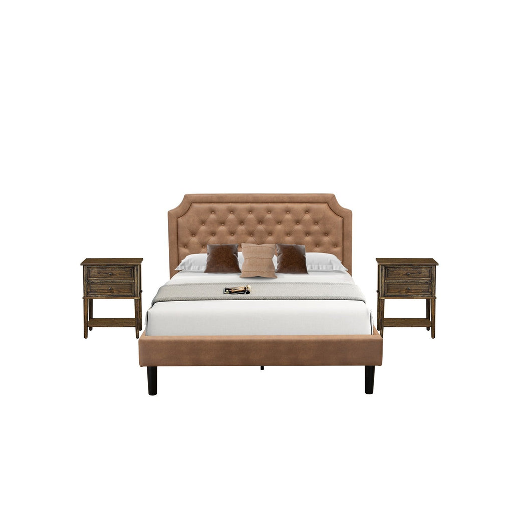 Juego de cama Granbury de 3 piezas East West Furniture GB28Q-2VL07 con estructura de cama tamaño queen y dos mesitas de noche de estilo jacobino envejecido. Piel sintética marrón con textura marrón y patas negras.