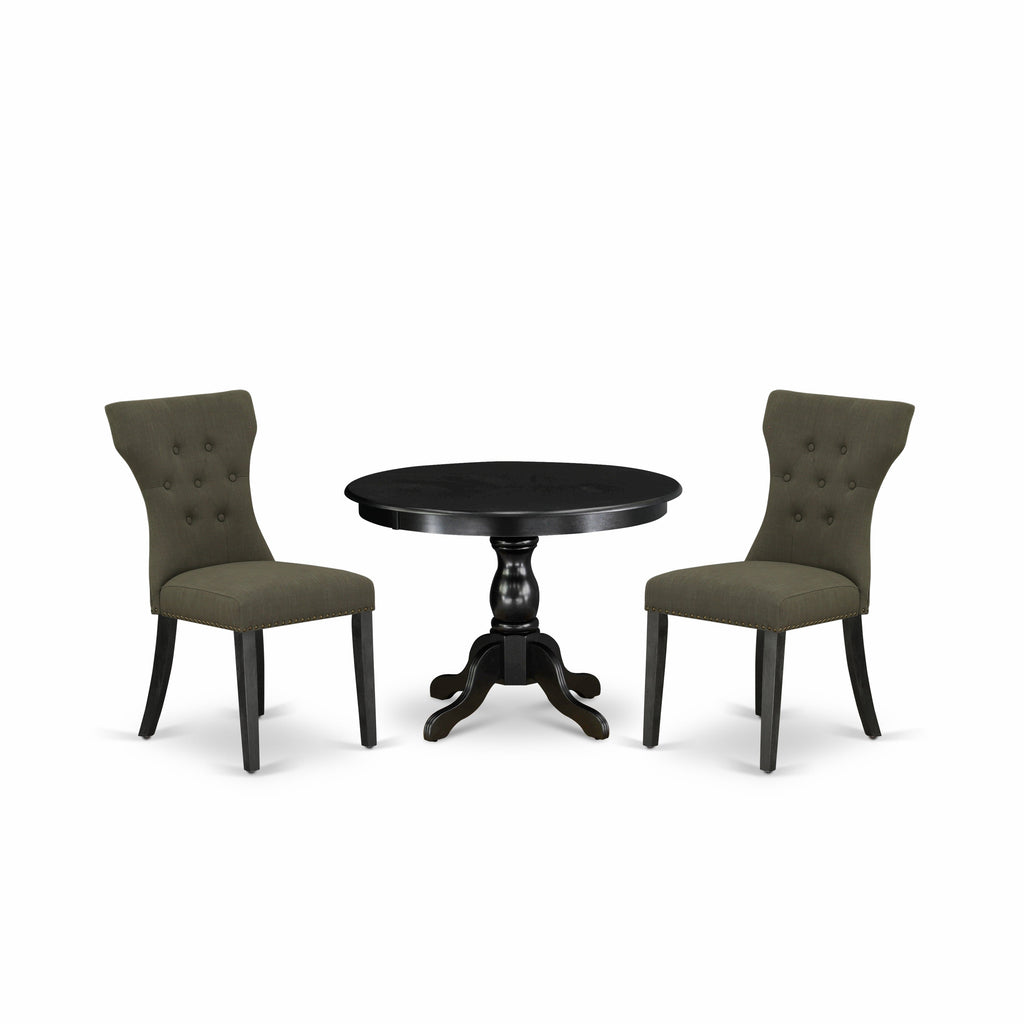 Juego de comedor de 3 piezas HBGA3-ABK-50 de East West Furniture. Contiene una mesa de comedor redonda con pedestal y dos sillas Parson tapizadas en tela de lino Gotham oscuro.