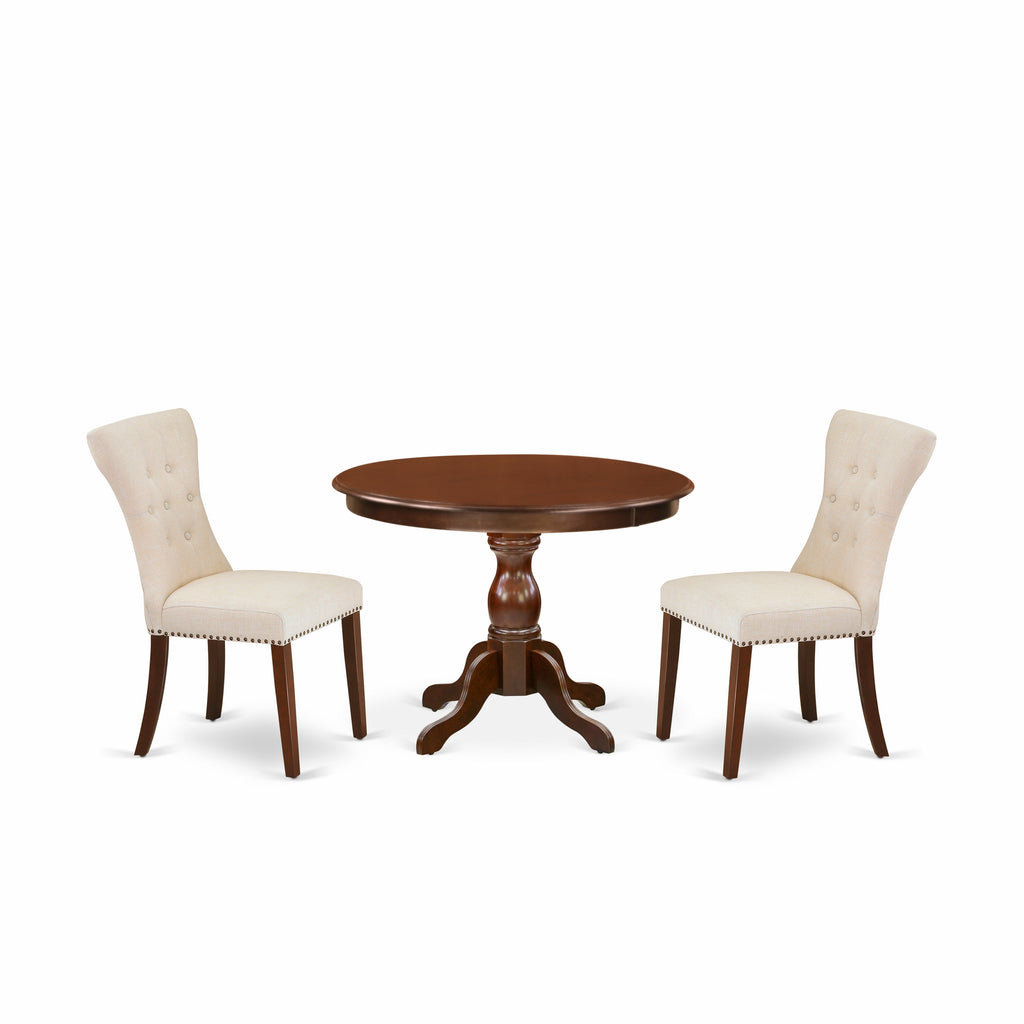 Juego de comedor de 3 piezas East West Furniture HBGA3-MAH-32. Incluye una mesa de comedor redonda con pedestal y dos sillas tapizadas en tela de lino beige claro.