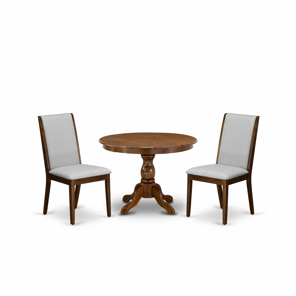 Juego de comedor de 3 piezas East West Furniture HBLA3-AWA-05. Incluye una mesa de comedor redonda con pedestal y dos sillas tapizadas en tela de lino gris.