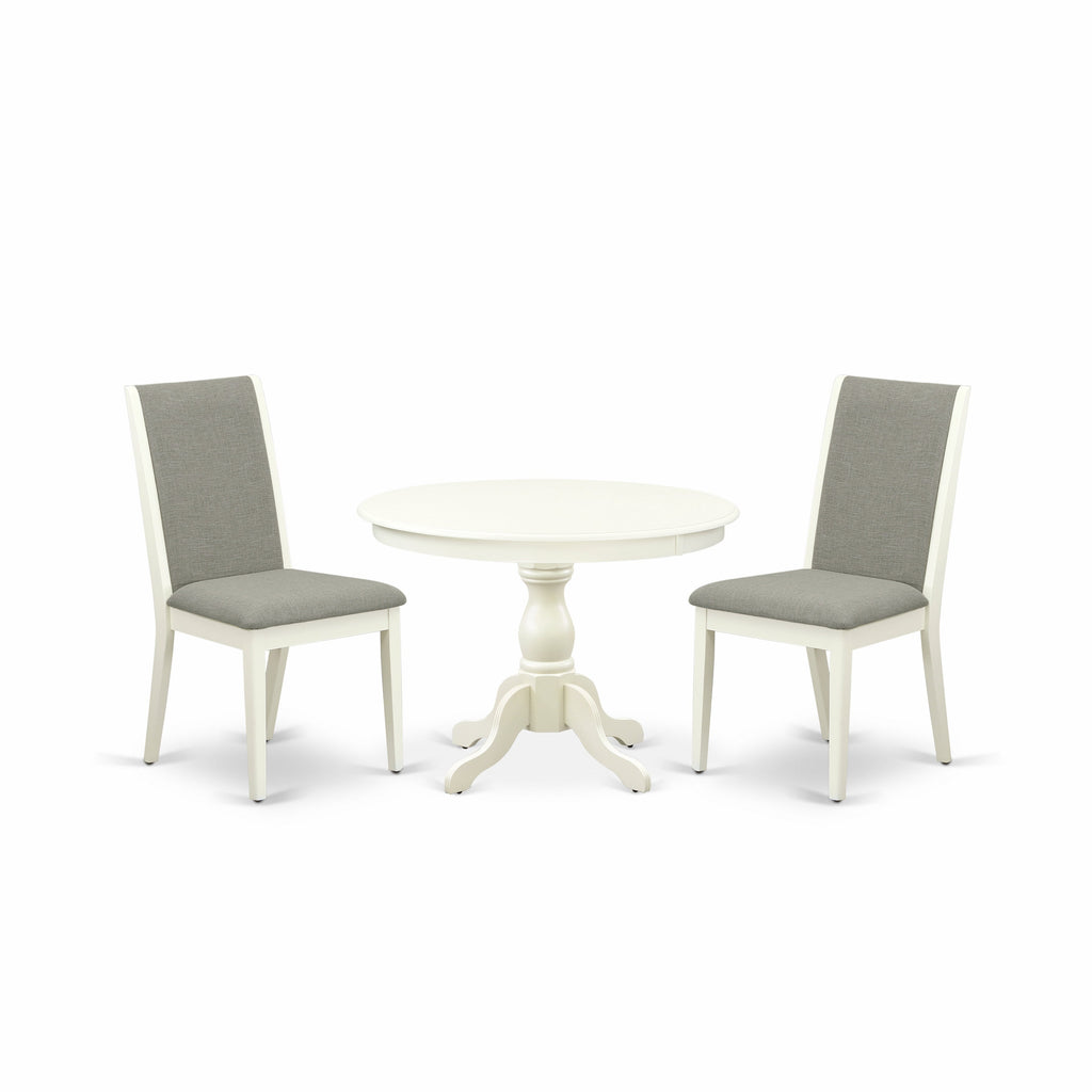 Juego de comedor de 3 piezas HBLA3-LWH-06 de East West Furniture. Contiene una mesa de comedor redonda con pedestal y dos sillas Parson tapizadas en tela de lino Shitake.