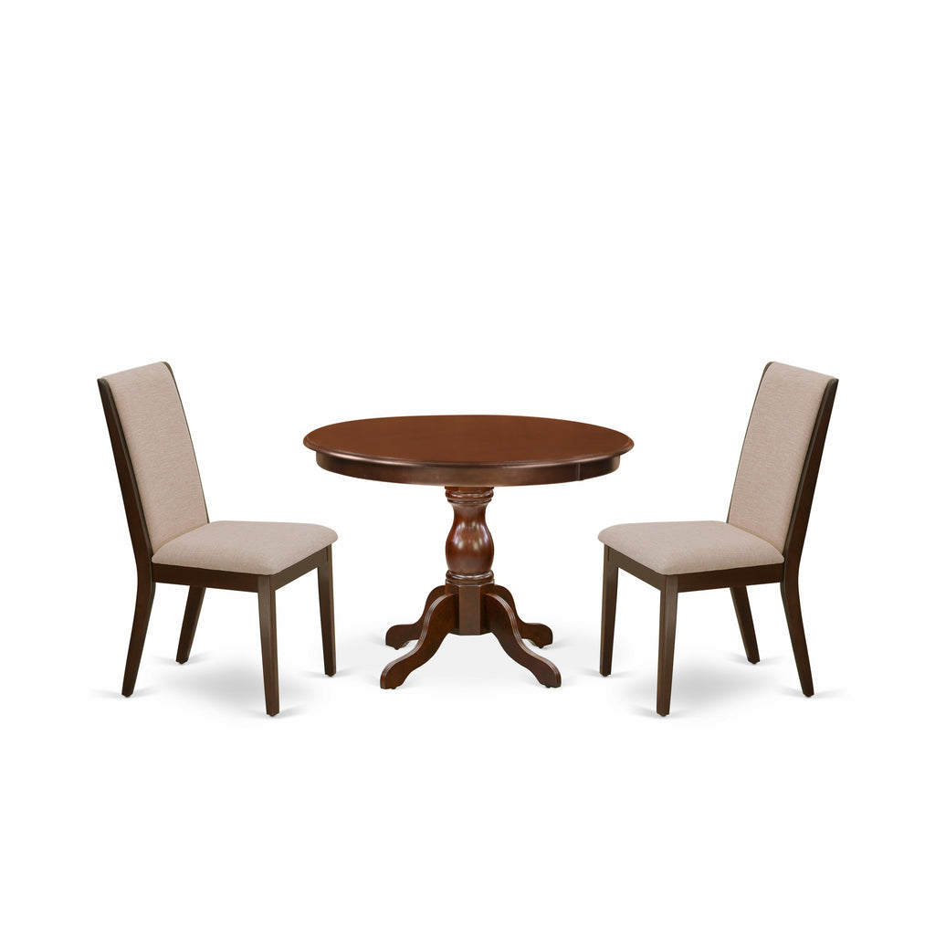 Juego de mesa de comedor de 3 piezas HBLA3-MAH-04 de East West Furniture. Contiene una mesa de comedor redonda con pedestal y 2 sillas Parson tapizadas en tela de lino color tostado claro.