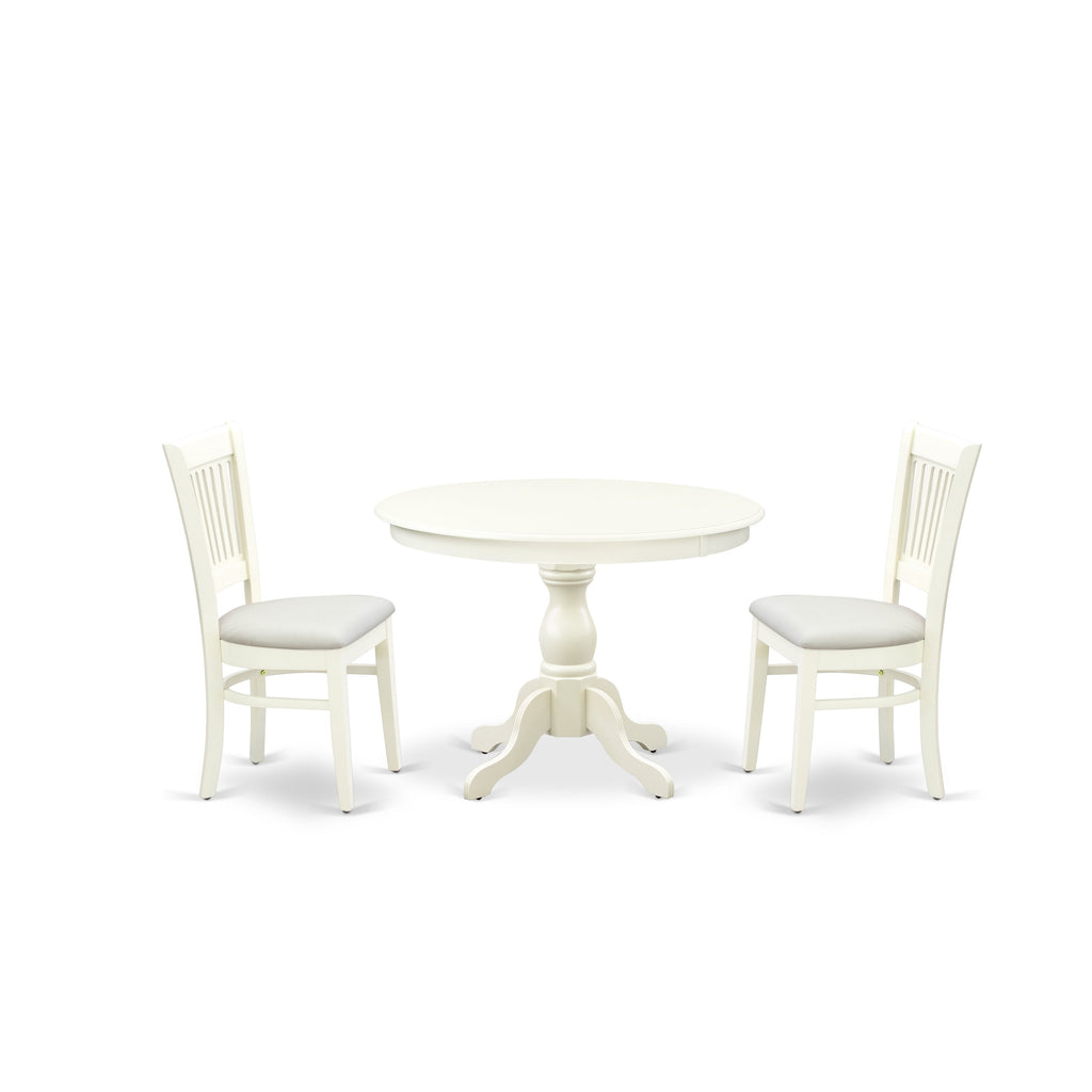 Juego de comedor de 3 piezas HBVA3-LWH-C de East West Furniture. Incluye una mesa de comedor redonda con pedestal y dos sillas tapizadas en tela de lino.