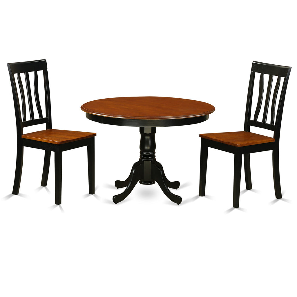 Juego de mesa de comedor de 3 piezas East West Furniture HLAN3-BCH-W para espacios pequeños. Contiene una mesa de comedor redonda con pedestal y 2 sillas con asiento de madera.