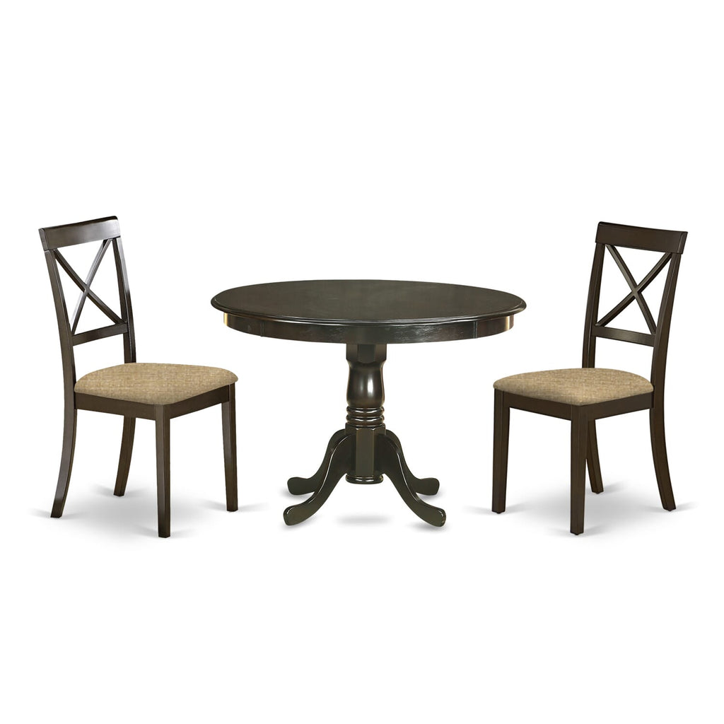 Juego de mesa de comedor de 3 piezas East West Furniture HLBO3-CAP-C para espacios pequeños. Incluye una mesa de comedor redonda con pedestal y dos sillas tapizadas en tela de lino.
