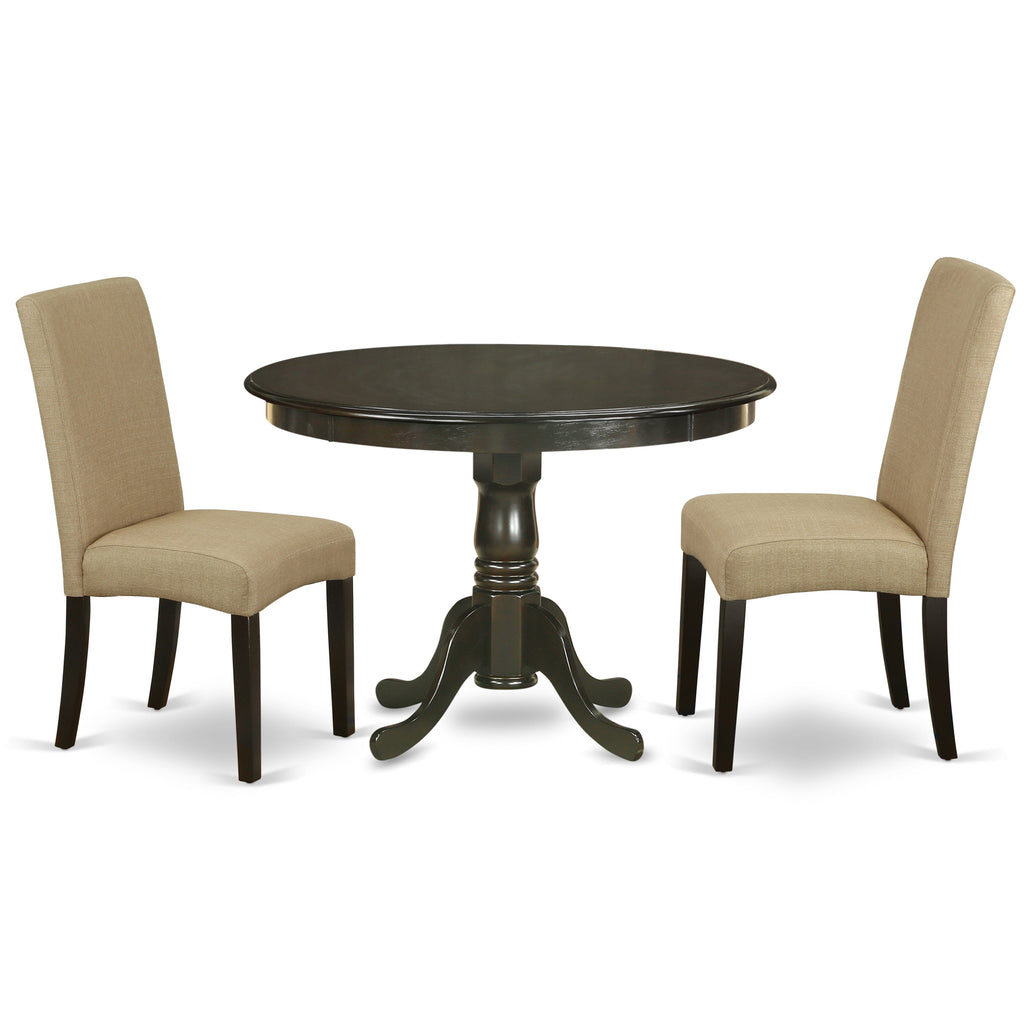 Juego de mesa de comedor de 3 piezas HLDR3-CAP-03 de East West Furniture. Contiene una mesa de comedor redonda con pedestal y 2 sillas Parson tapizadas en tela de lino marrón.