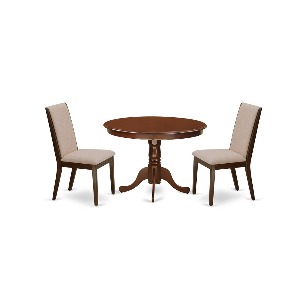 El juego de mesa de cocina de 3 piezas HLLA3-MAH-04 de East West Furniture incluye una mesa de comedor redonda con pedestal y dos sillas de comedor Parson de tela de lino color tostado claro.