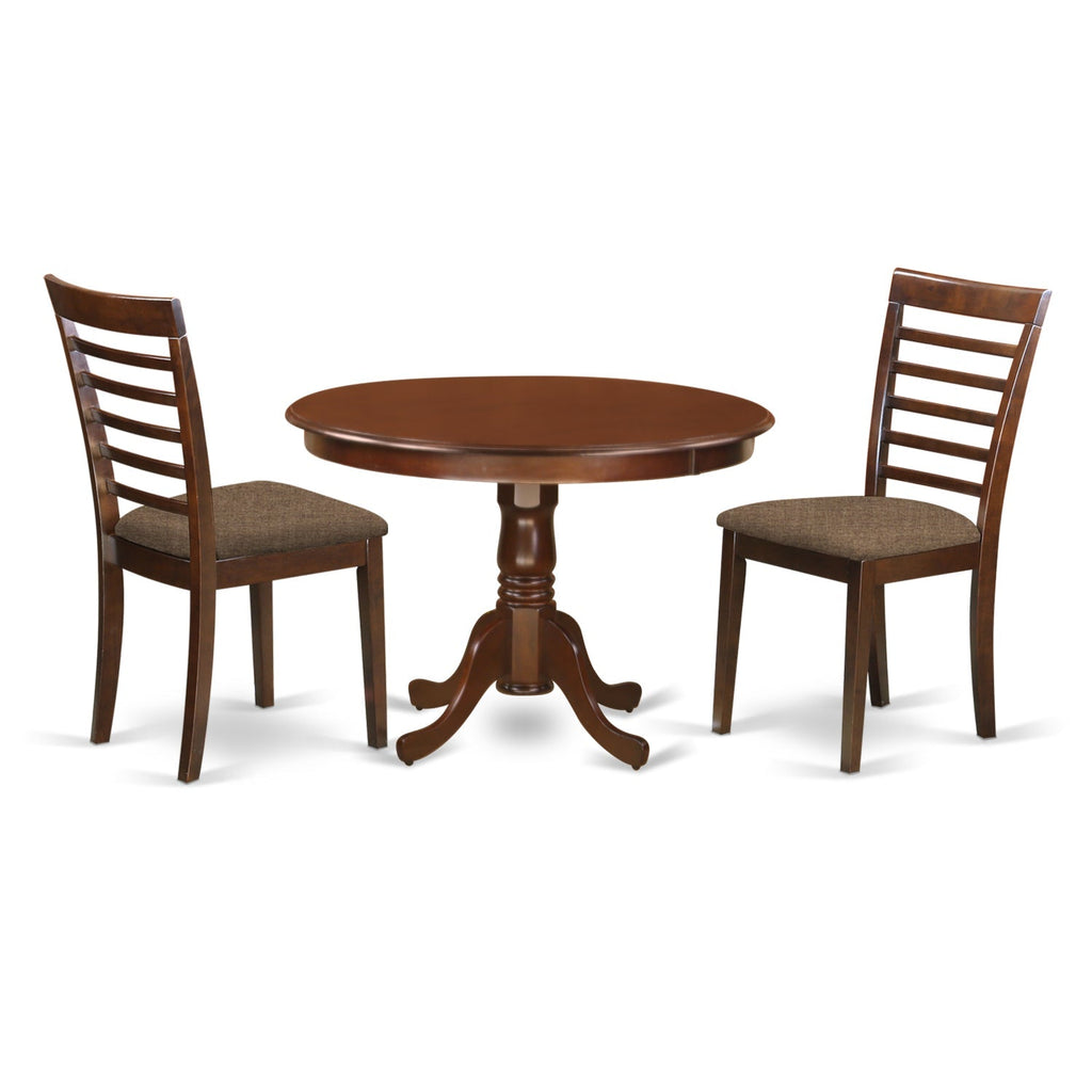 Juego de comedor de 3 piezas HLML3-MAH-C de East West Furniture. Incluye una mesa de comedor redonda con pedestal y dos sillas de cocina tapizadas en tela de lino.