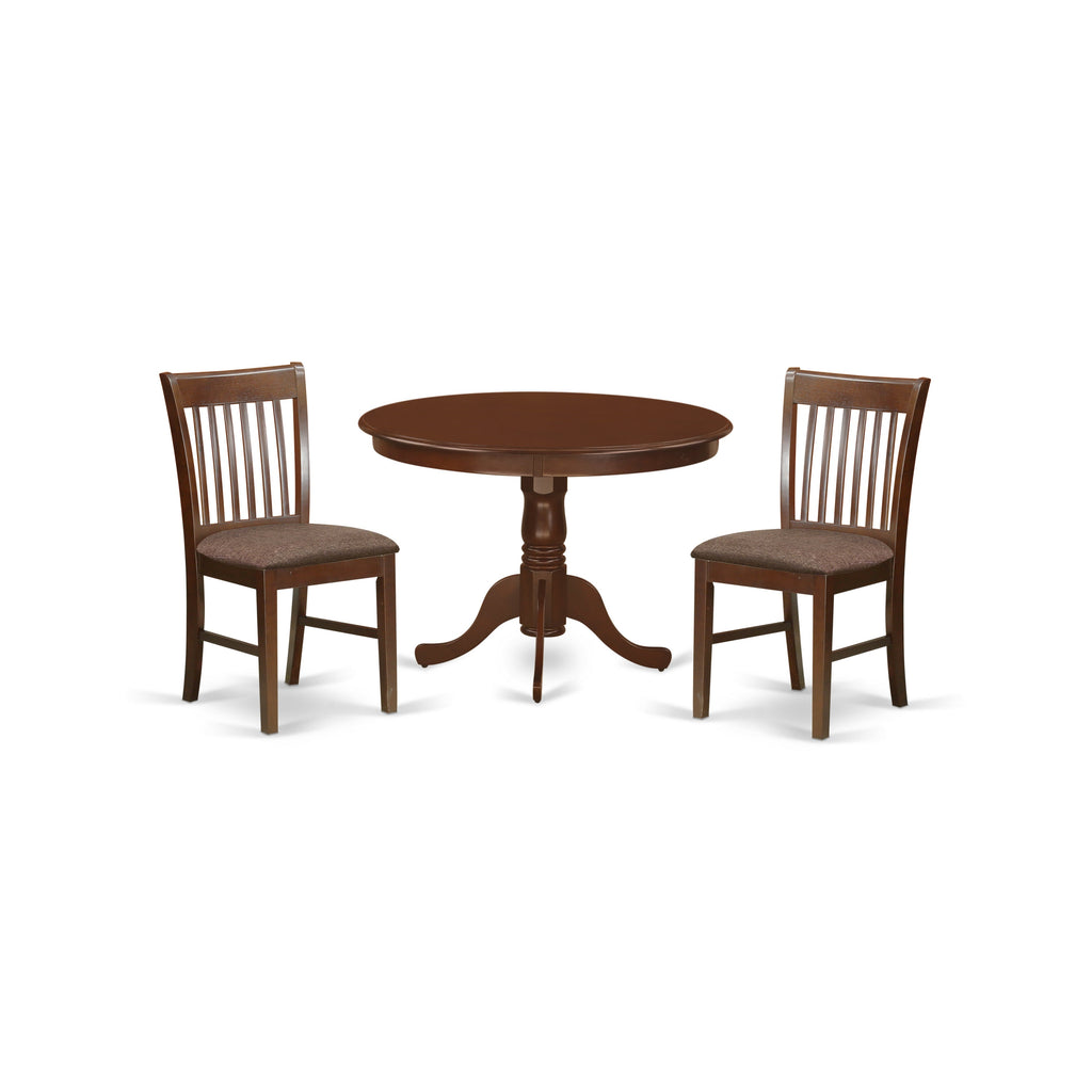Juego de mesa de comedor moderna de 3 piezas East West Furniture HLNO3-MAH-C. Contiene una mesa redonda de madera con pedestal y 2 sillas de comedor tapizadas en tela de lino.