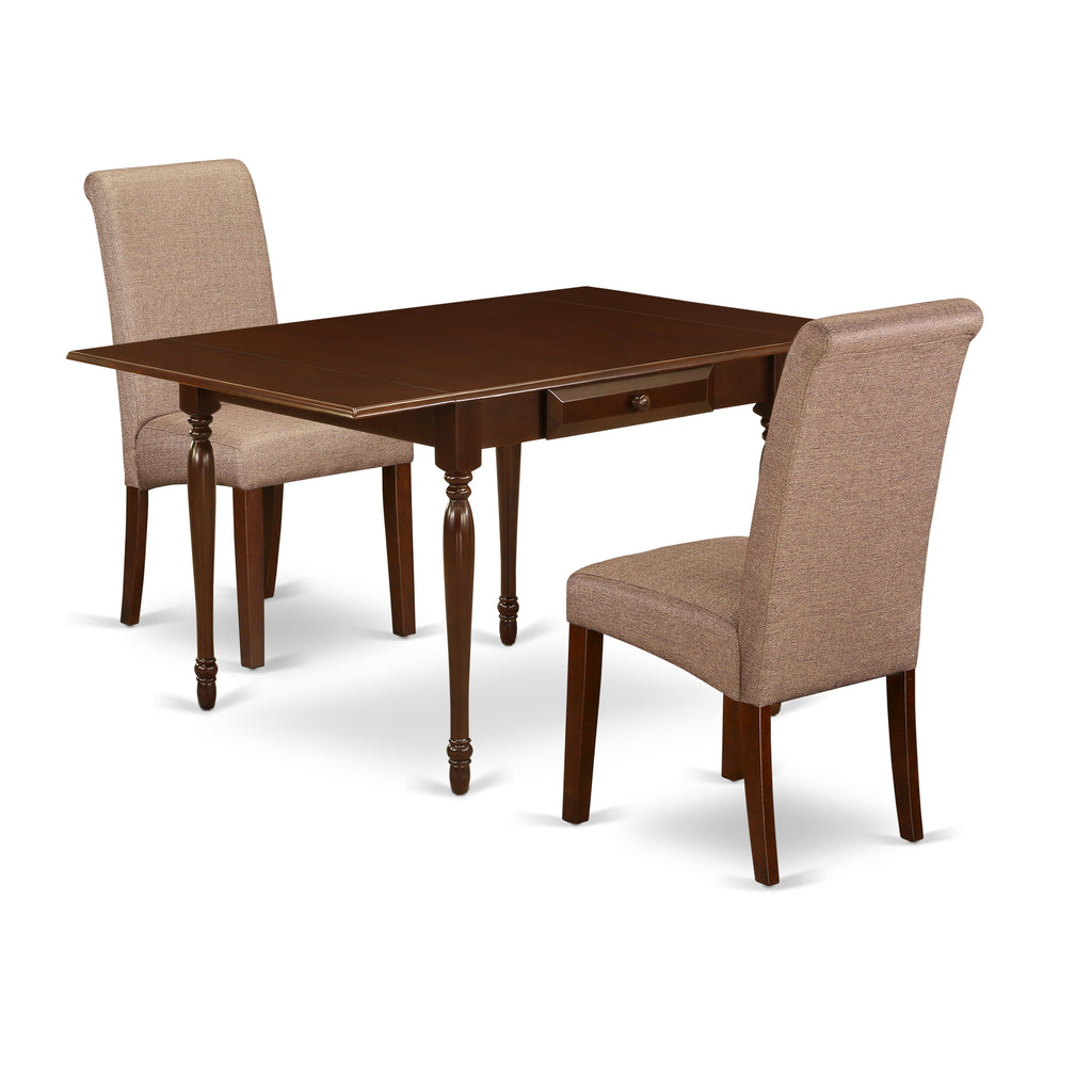 Juego de comedor de 3 piezas East West Furniture MZBA3-MAH-18. Incluye una mesa de comedor rectangular con alas abatibles y dos sillas Parson tapizadas en tela de lino marrón.
