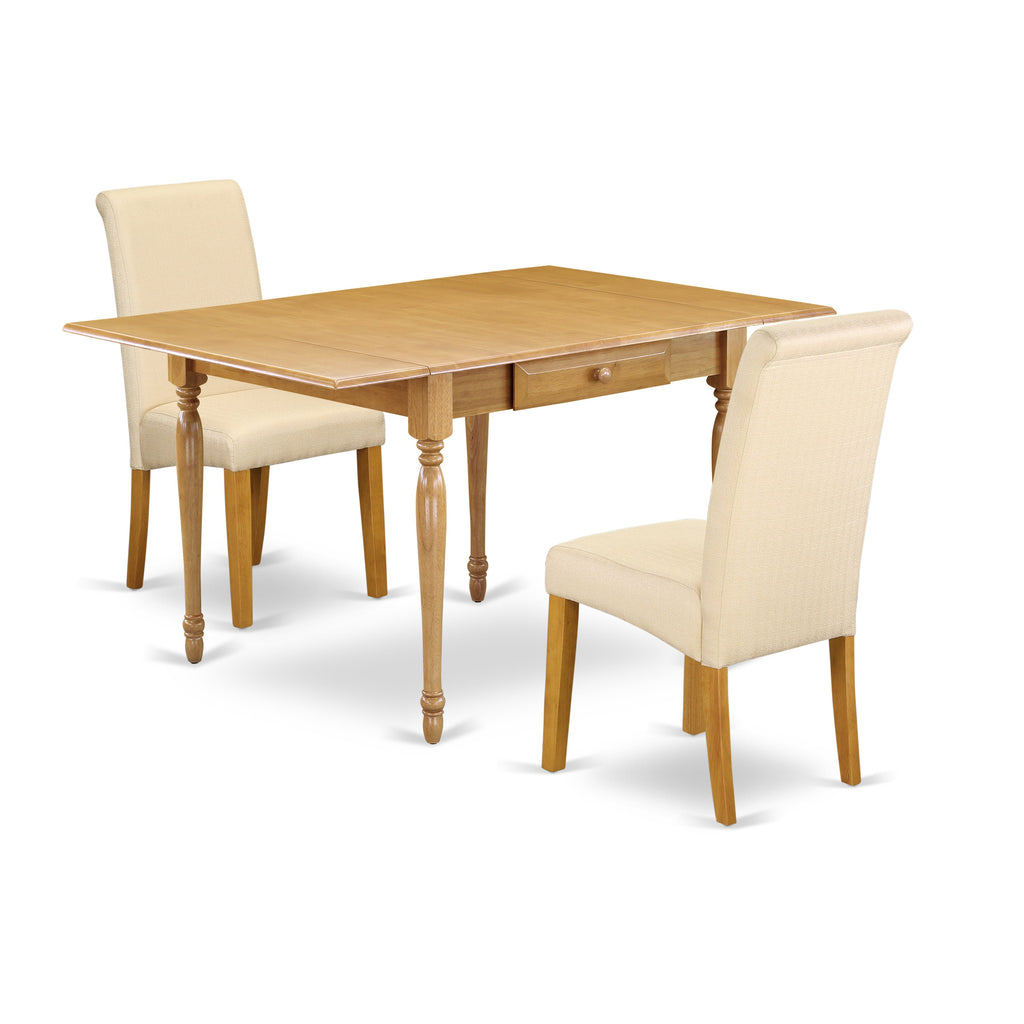 Juego de mesa y sillas de cocina de 3 piezas East West Furniture MZBA3-OAK-02. Incluye una mesa de comedor rectangular con alas abatibles y dos sillas Parsons de tela de lino beige claro.
