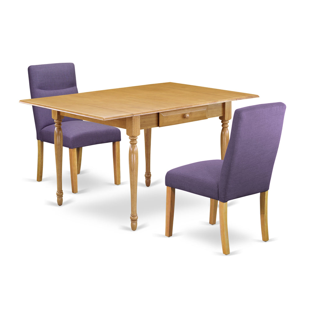 Juego de mesa y sillas de cocina de 3 piezas East West Furniture MZBE3-OAK-10. Incluye una mesa de comedor rectangular con alas abatibles y dos sillas de comedor Parsons de tela de lino.