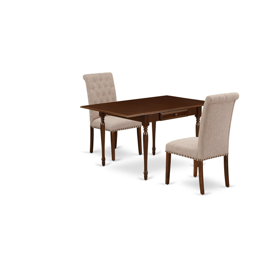 Juego de mesa de comedor de 3 piezas East West Furniture MZBR3-MAH-04 para espacios pequeños. Contiene una mesa de comedor rectangular con alas abatibles y 2 sillas Parson de tela de lino color tostado claro.