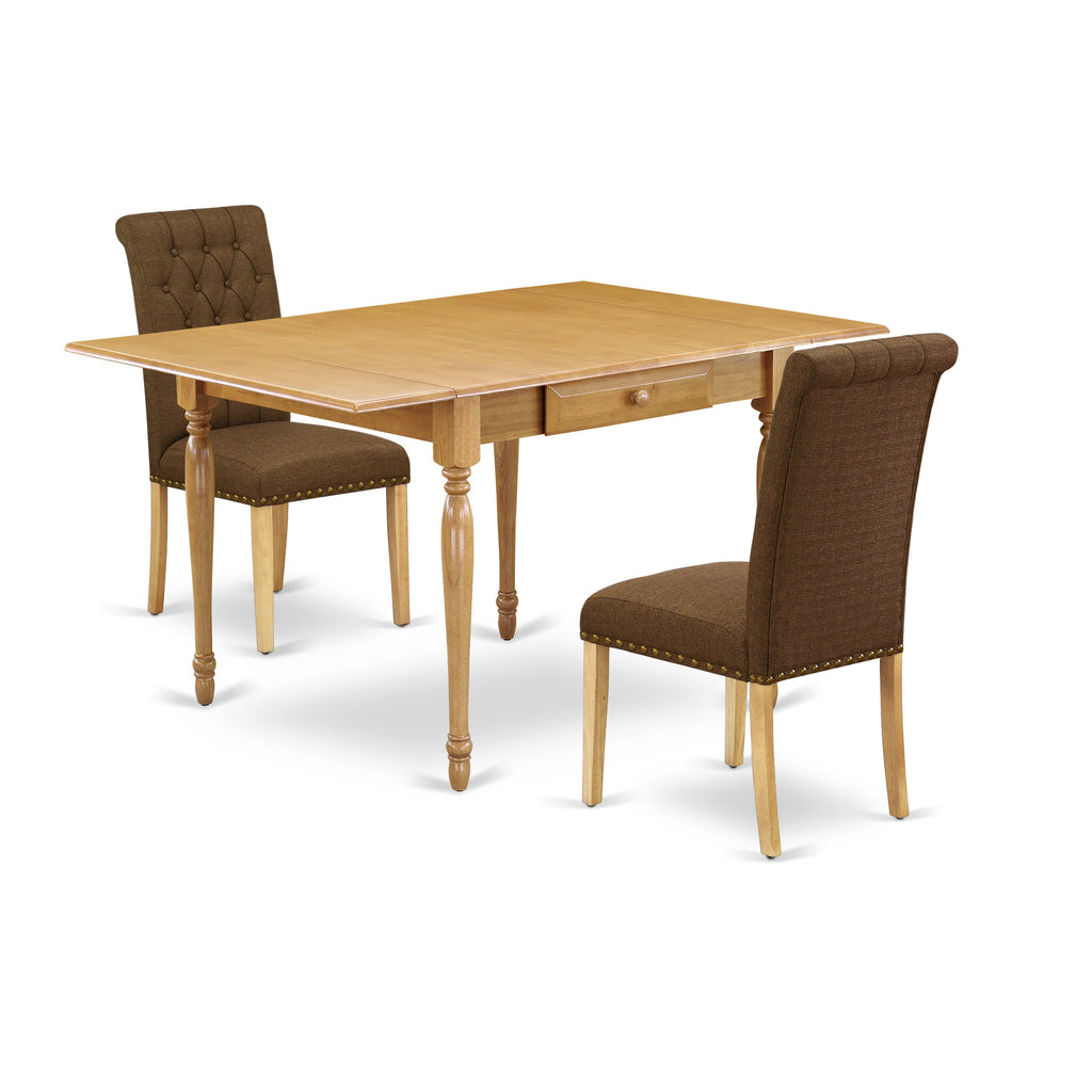 Juego de comedor de 3 piezas East West Furniture MZBR3-OAK-18. Incluye una mesa de comedor rectangular con alas abatibles y 2 sillas tapizadas en tela de lino marrón.