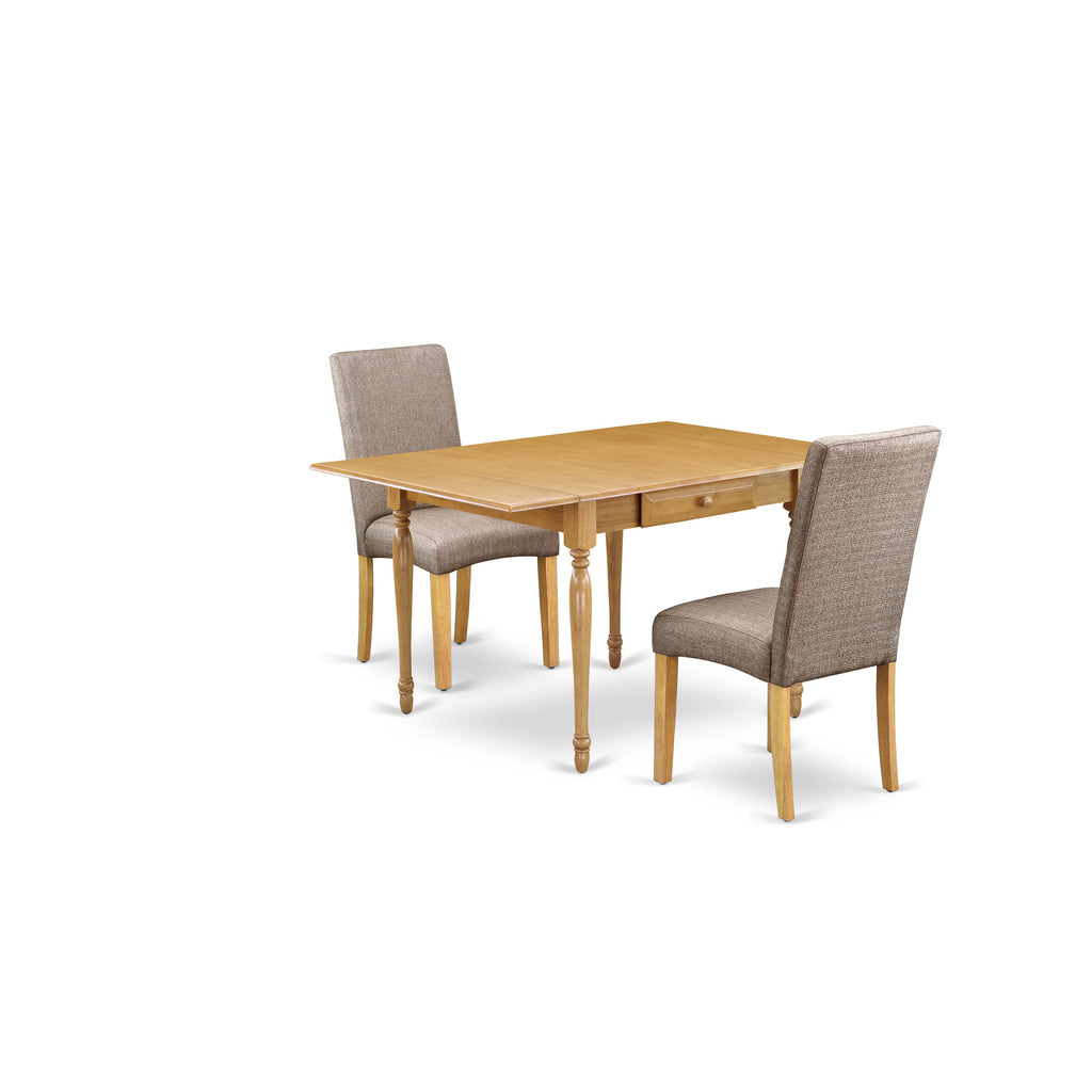 Juego de mesa y sillas de cocina de 3 piezas East West Furniture MZDR3-OAK-16. Incluye una mesa de comedor rectangular con alas abatibles y dos sillas Parsons de tela de lino color caqui oscuro.
