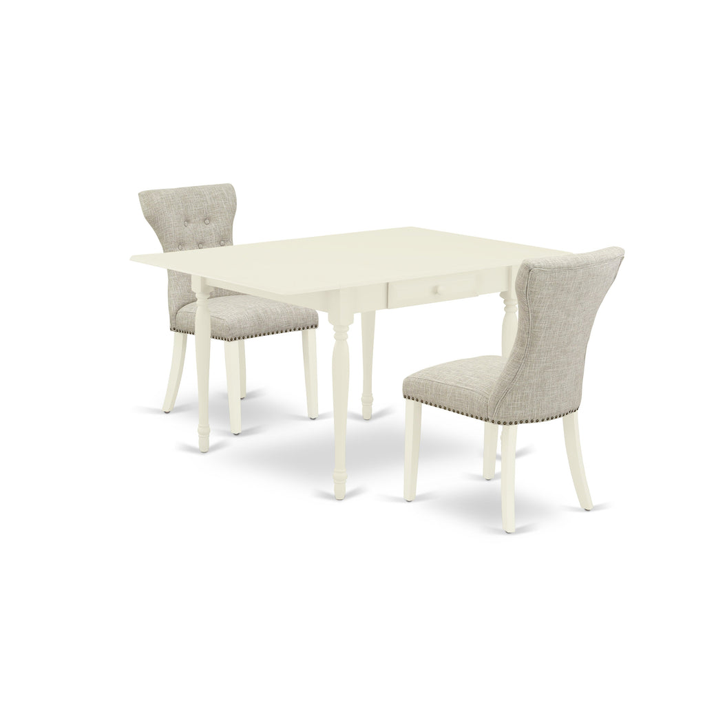 Juego de comedor de 3 piezas East West Furniture MZGA3-LWH-35. Incluye una mesa de comedor rectangular con alas abatibles y dos sillas Parsons de tela de lino y piel de venado.