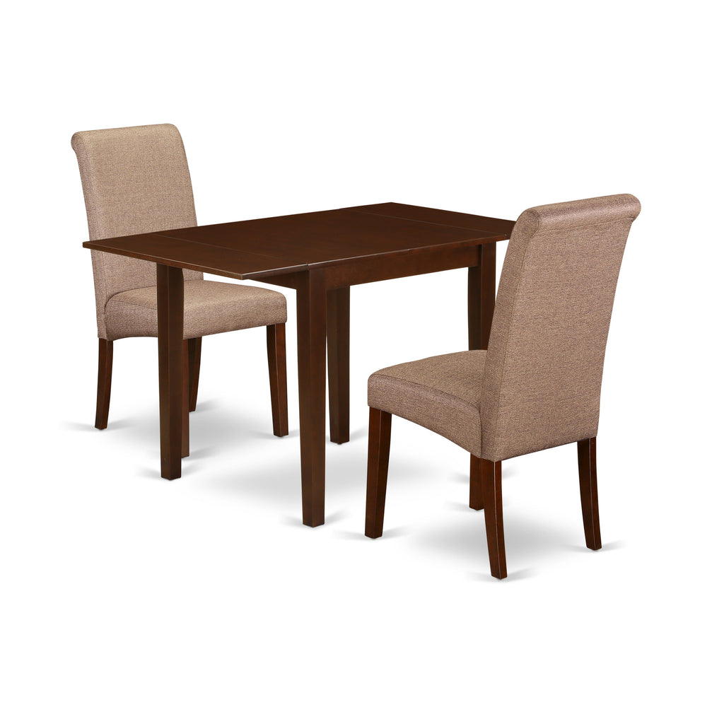 Juego de mesa de cocina de 3 piezas NDBA3-MAH-18 de East West Furniture. Incluye una mesa de comedor rectangular con alas abatibles y dos sillas de comedor Parson de tela de lino marrón.