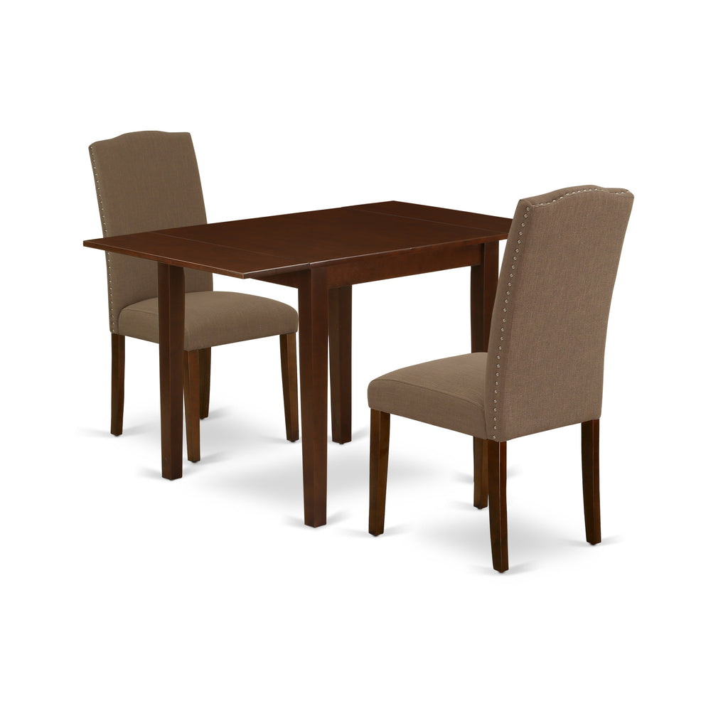Juego de comedor de 3 piezas East West Furniture NDEN3-MAH-18. Incluye una mesa de comedor rectangular con alas abatibles y dos sillas tapizadas en tela de lino color café oscuro.