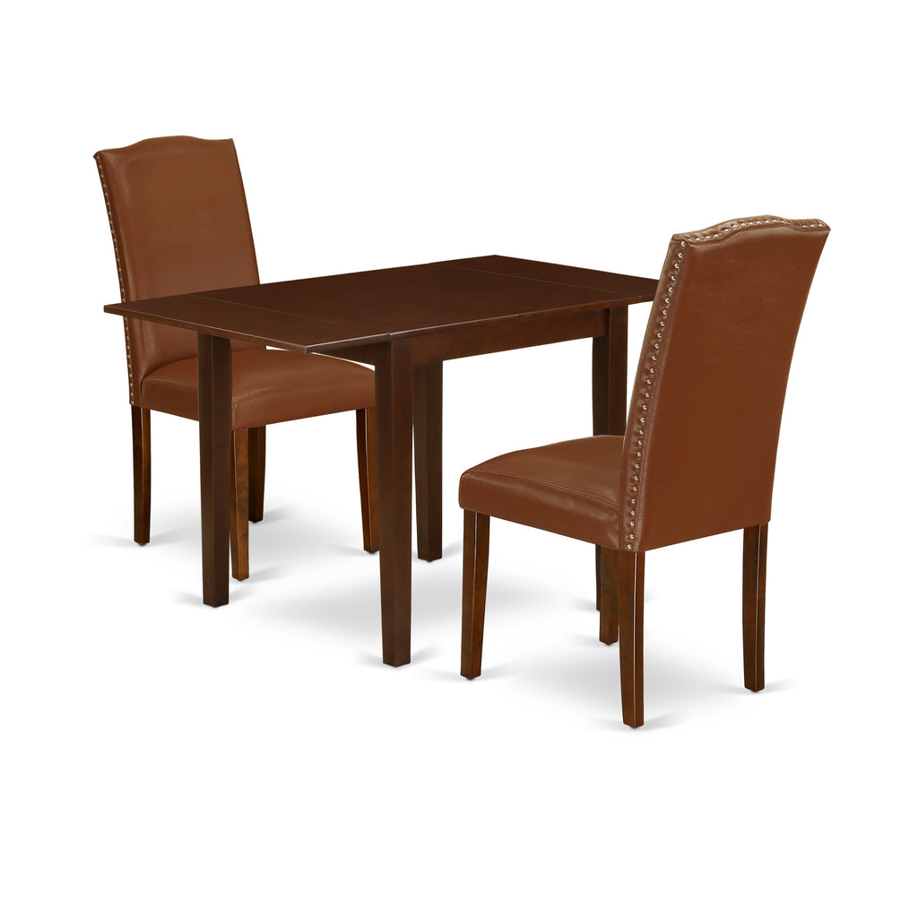 Juego de mesa de comedor moderna de 3 piezas East West Furniture NDEN3-MAH-66. Incluye una mesa rectangular de madera con alas abatibles y dos sillas Parson de piel sintética marrón.