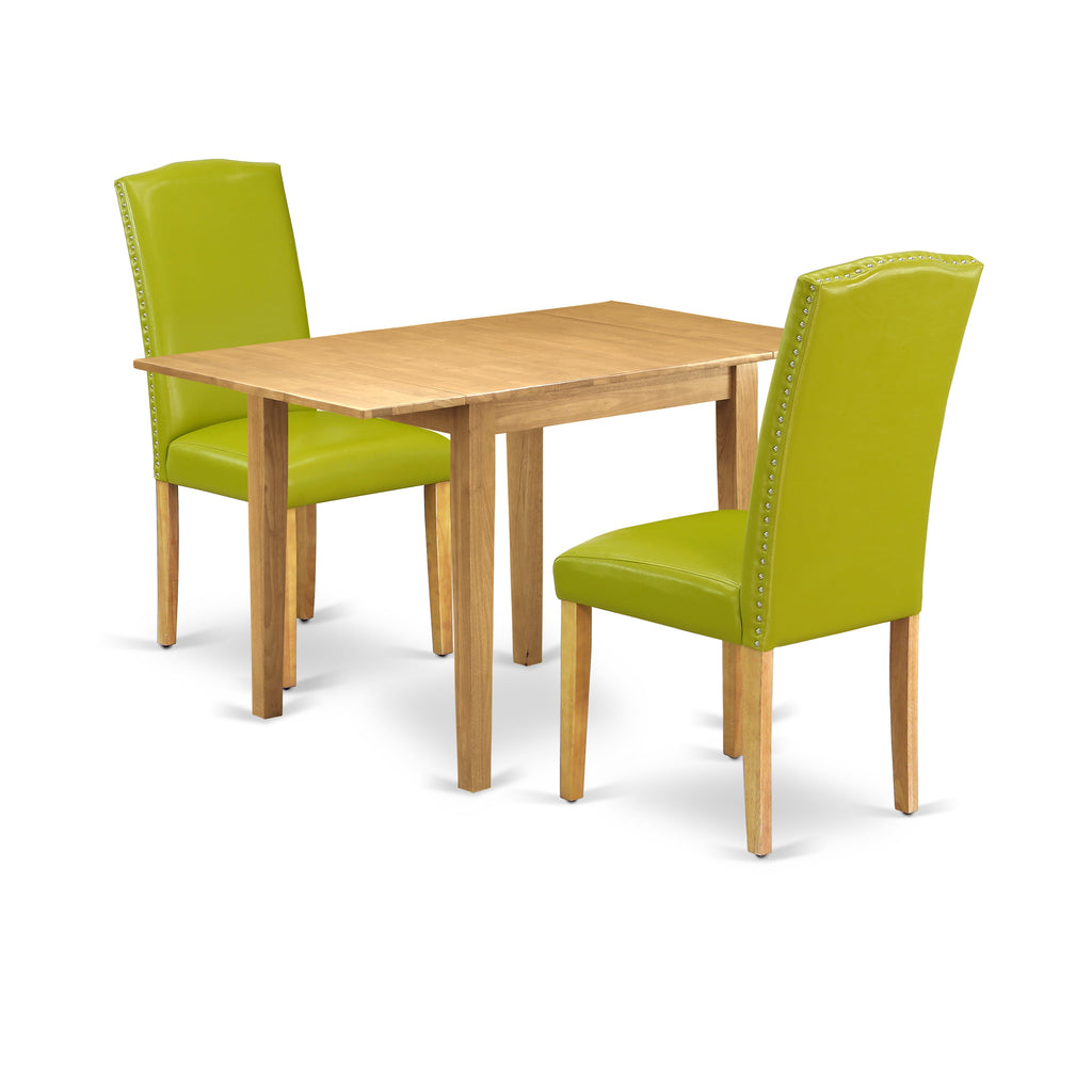 Juego de mesa de comedor de 3 piezas East West Furniture NDEN3-OAK-51. Incluye una mesa de comedor rectangular con alas abatibles y dos sillas tapizadas de cuero sintético verde otoño.