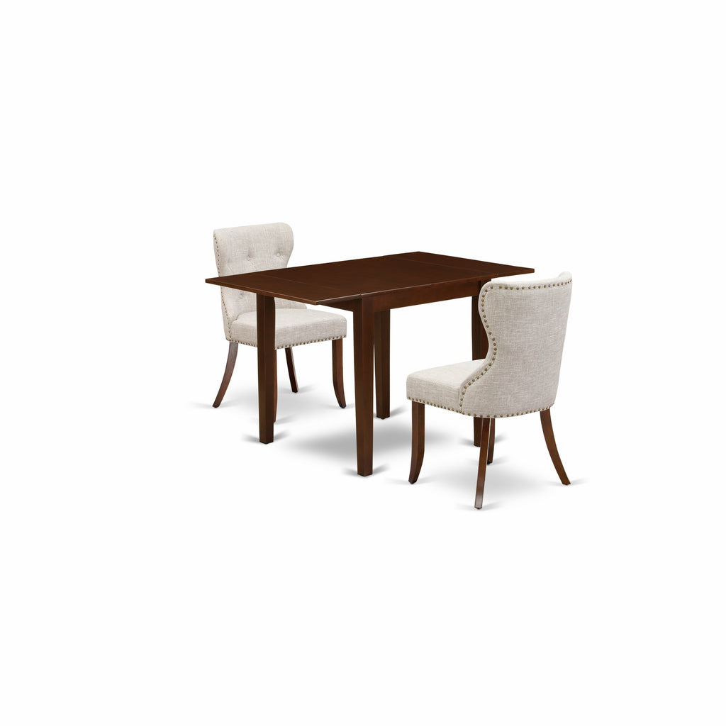 Juego de mesa de cocina de 3 piezas NDSI3-MAH-35 de East West Furniture. Incluye una mesa de comedor rectangular con alas abatibles y dos sillas de comedor Parson de tela de lino y piel de venado.