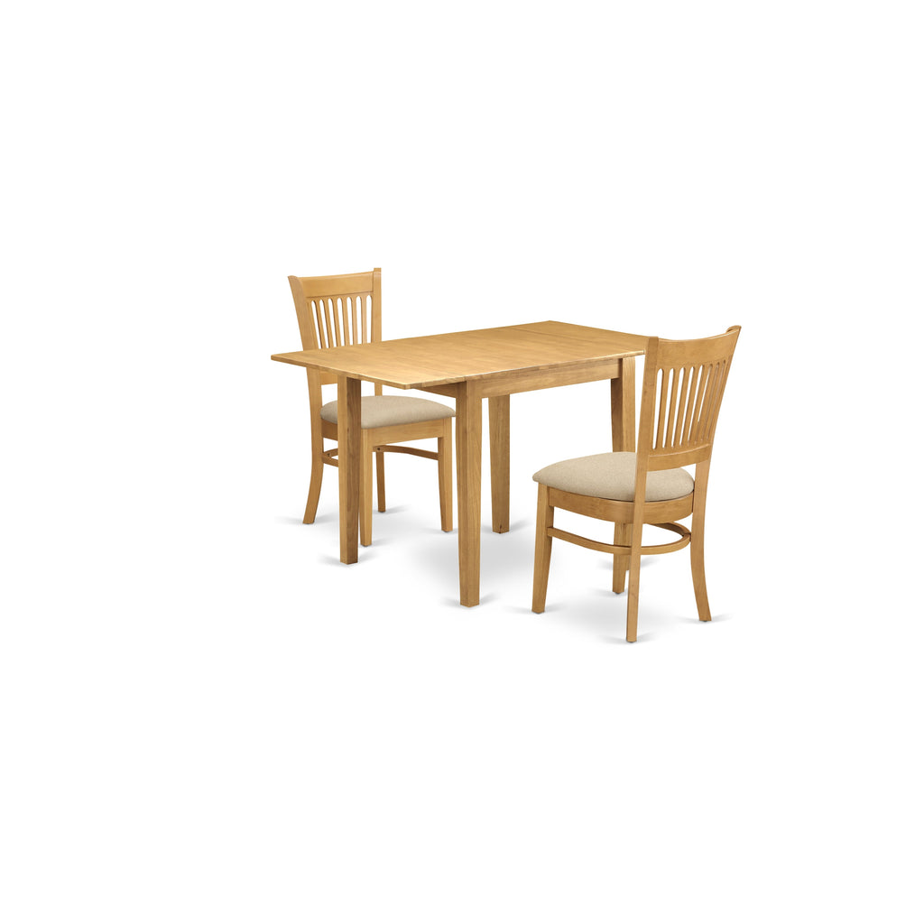 Juego de comedor de 3 piezas NDVA3-OAK-C de East West Furniture. Incluye una mesa de cocina rectangular con alas abatibles y dos sillas de comedor tapizadas en tela de lino.