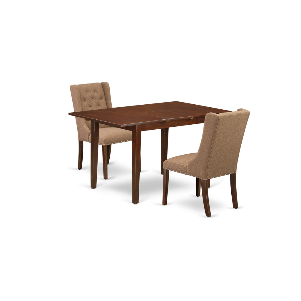 Juego de mesa de comedor de 3 piezas NFFO3-MAH-47 de East West Furniture. Incluye una mesa de comedor rectangular con hojas de mariposa y 2 sillas tapizadas en tela de lino color sable claro.